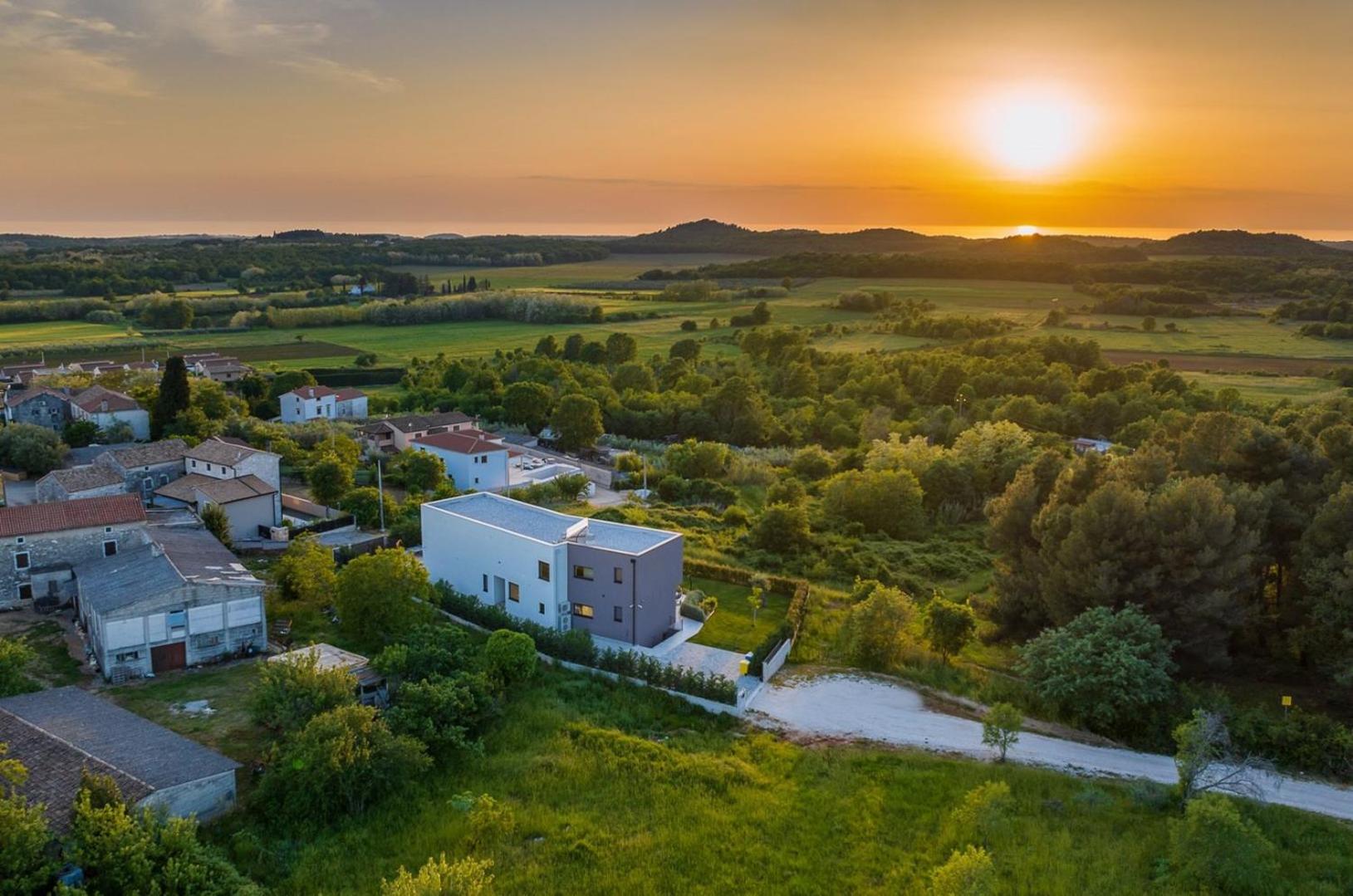 Villa Lumi - with private pool, sauna, outdoor jacuzzi, fitness room, table tennis