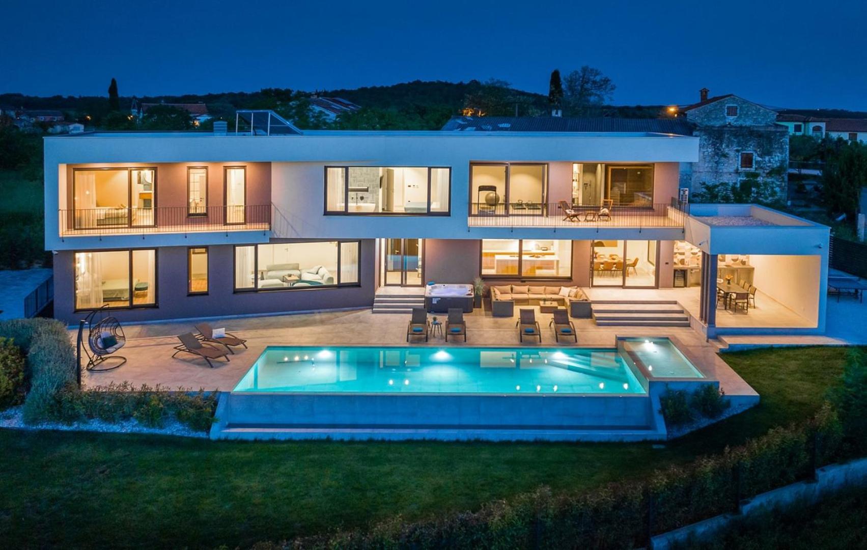 Villa Lumi - with private pool, sauna, outdoor jacuzzi, fitness room, table tennis