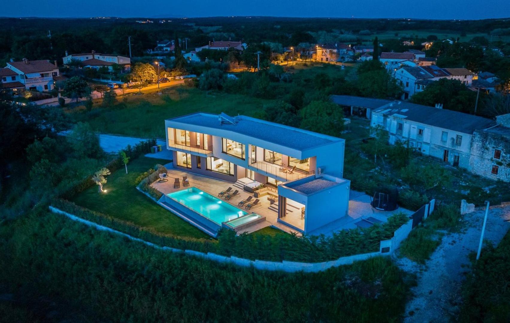 Villa Lumi - with private pool, sauna, outdoor jacuzzi, fitness room, table tennis