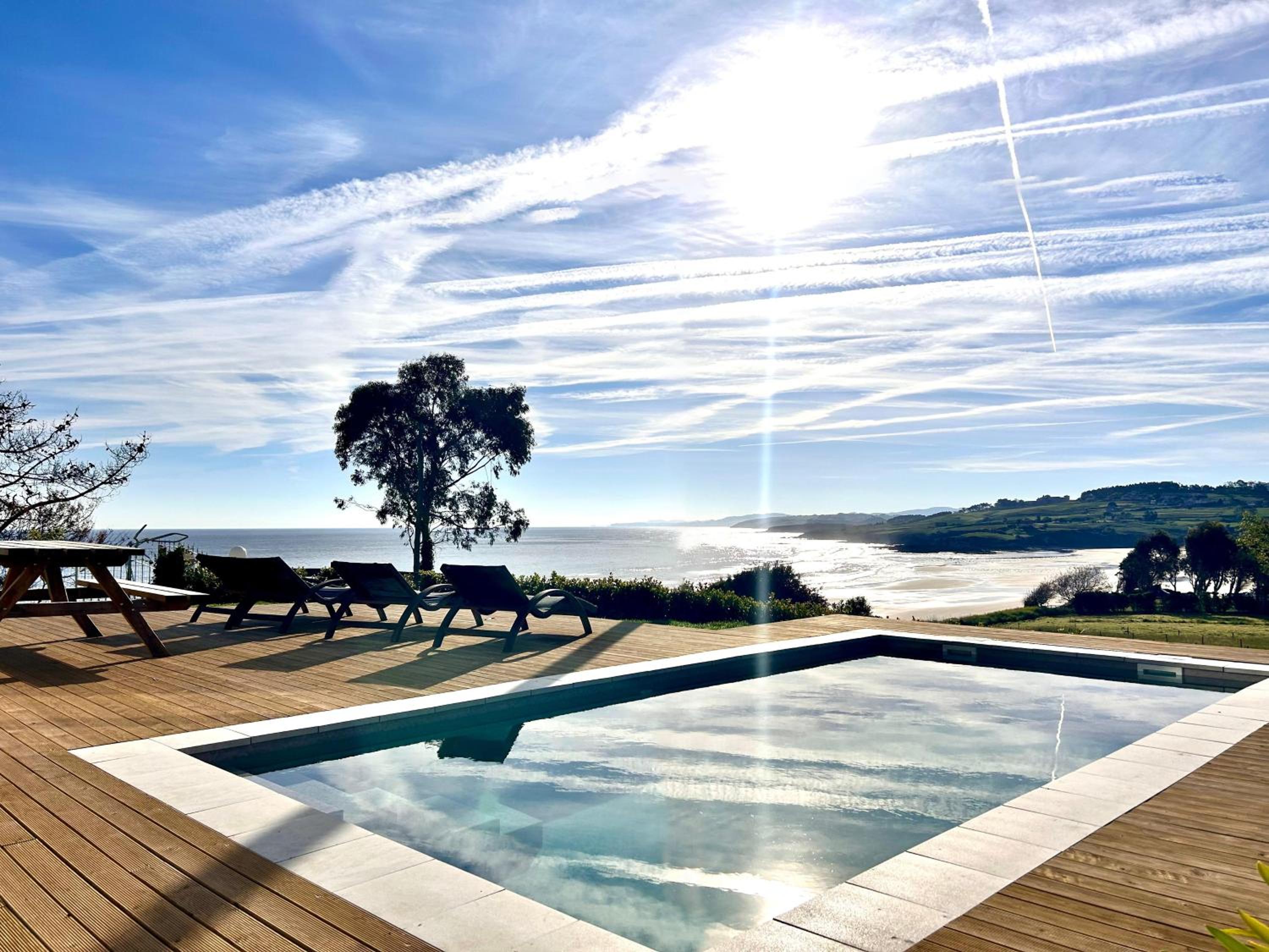 Wishome-Villa en Oyambre playa, con piscina privada climatizada, Comillas