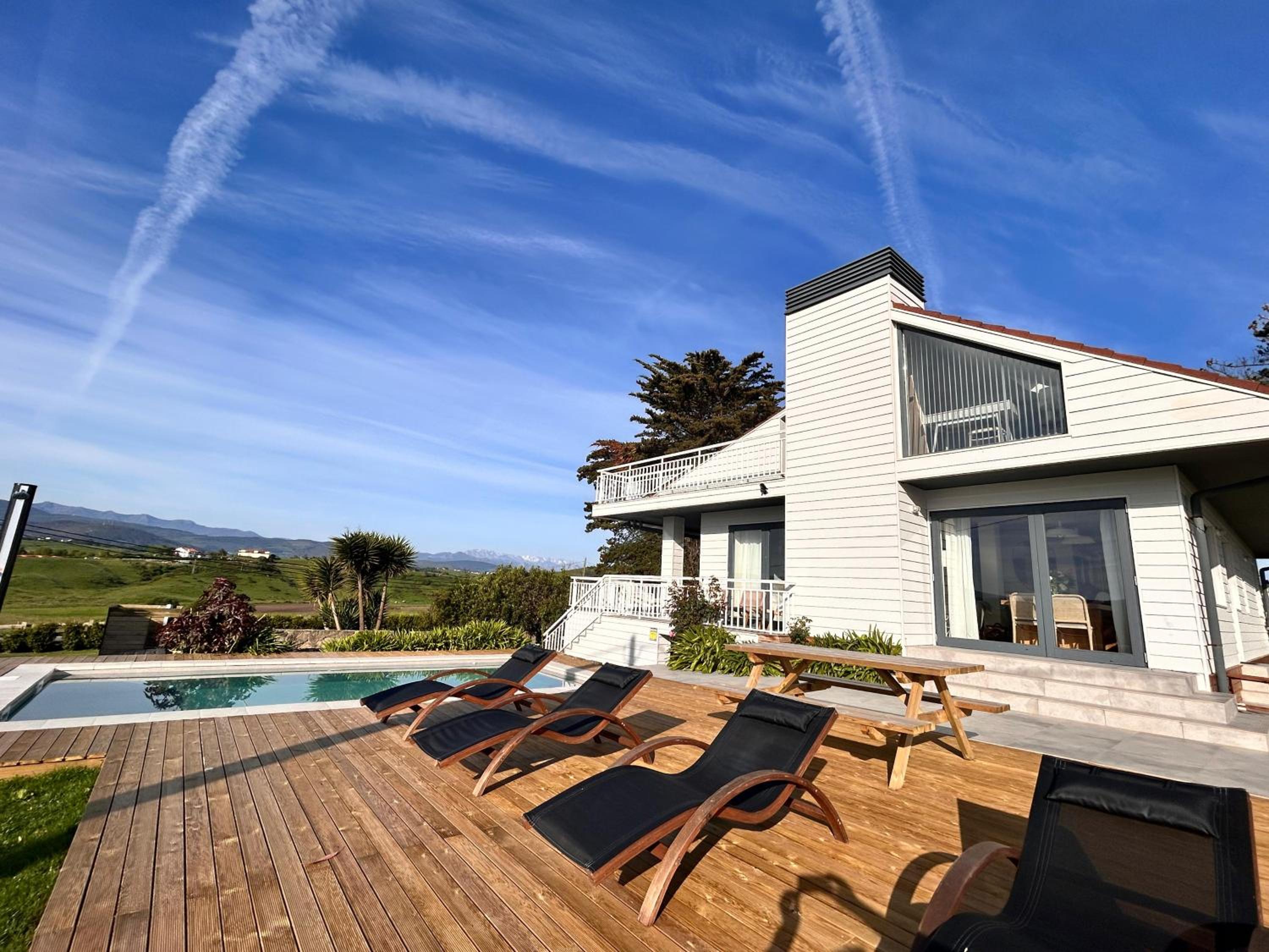 Wishome-Villa en Oyambre playa, con piscina privada climatizada, Comillas