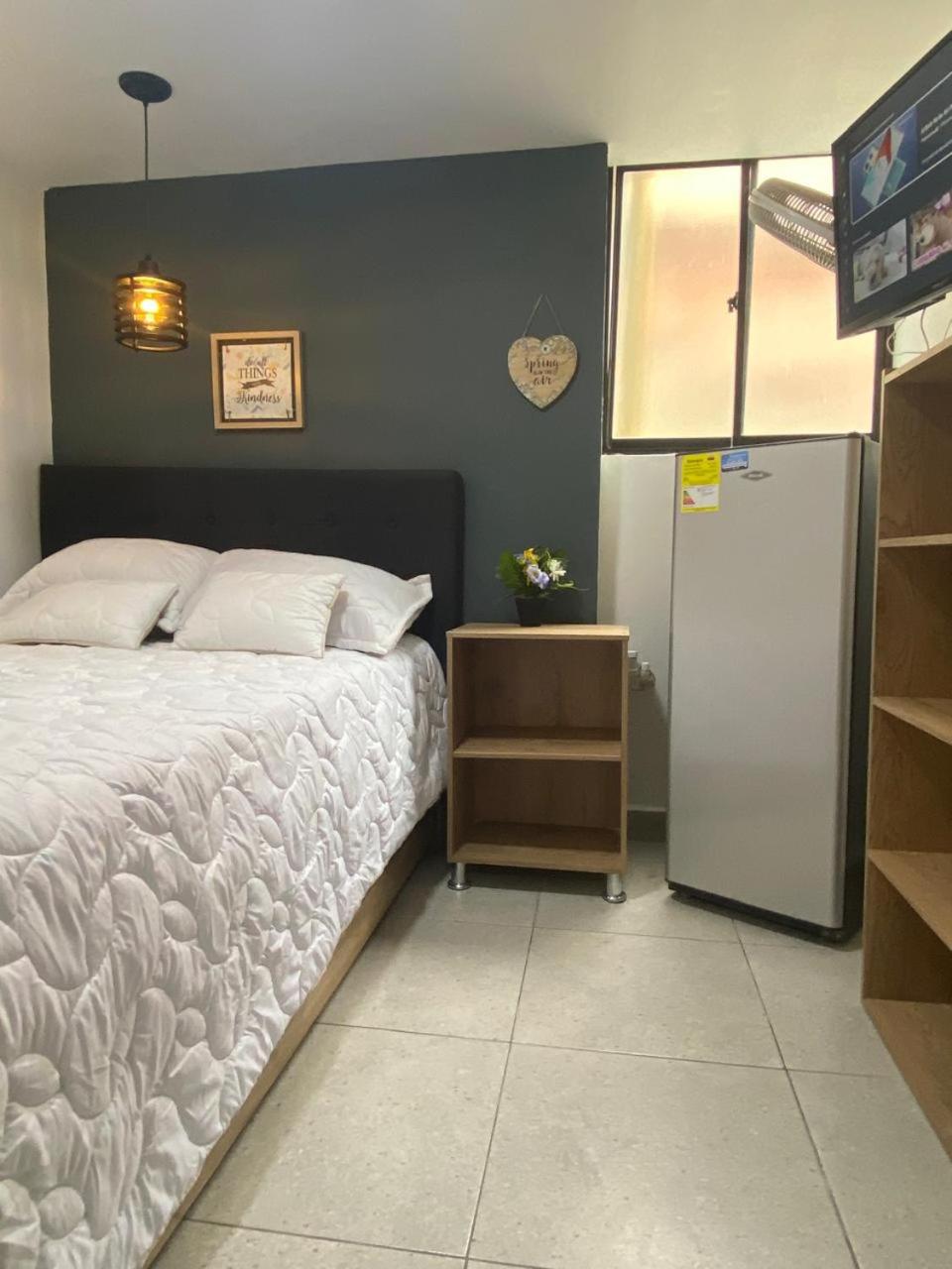 HABITACIÓN independiente con COCINA EN LAURELES ESTADIO para 3 personas
