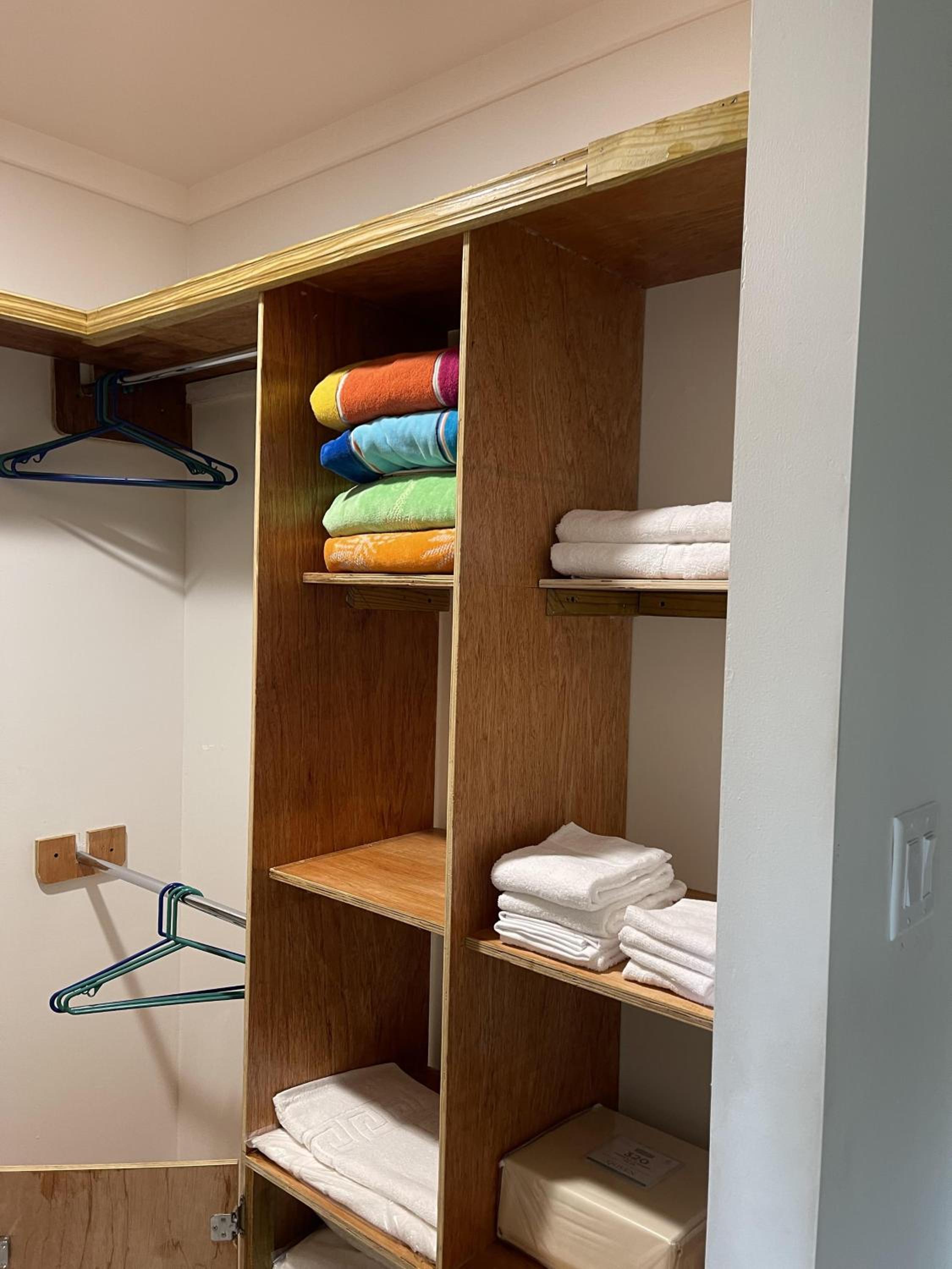 2Bed Apartment - Pool Garden Parking