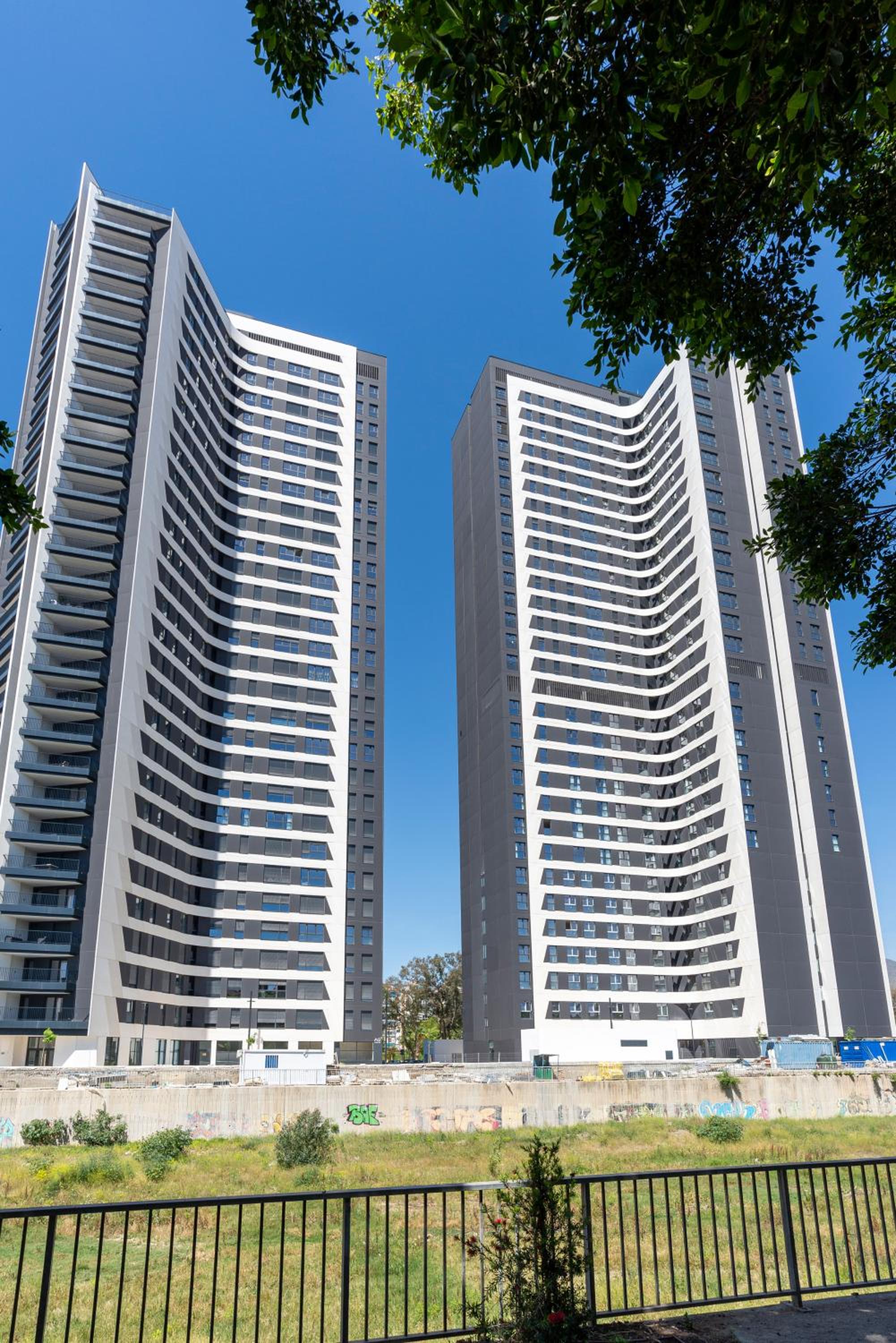 Skyline Rooftop Pool & Coworking by ELE Apartments