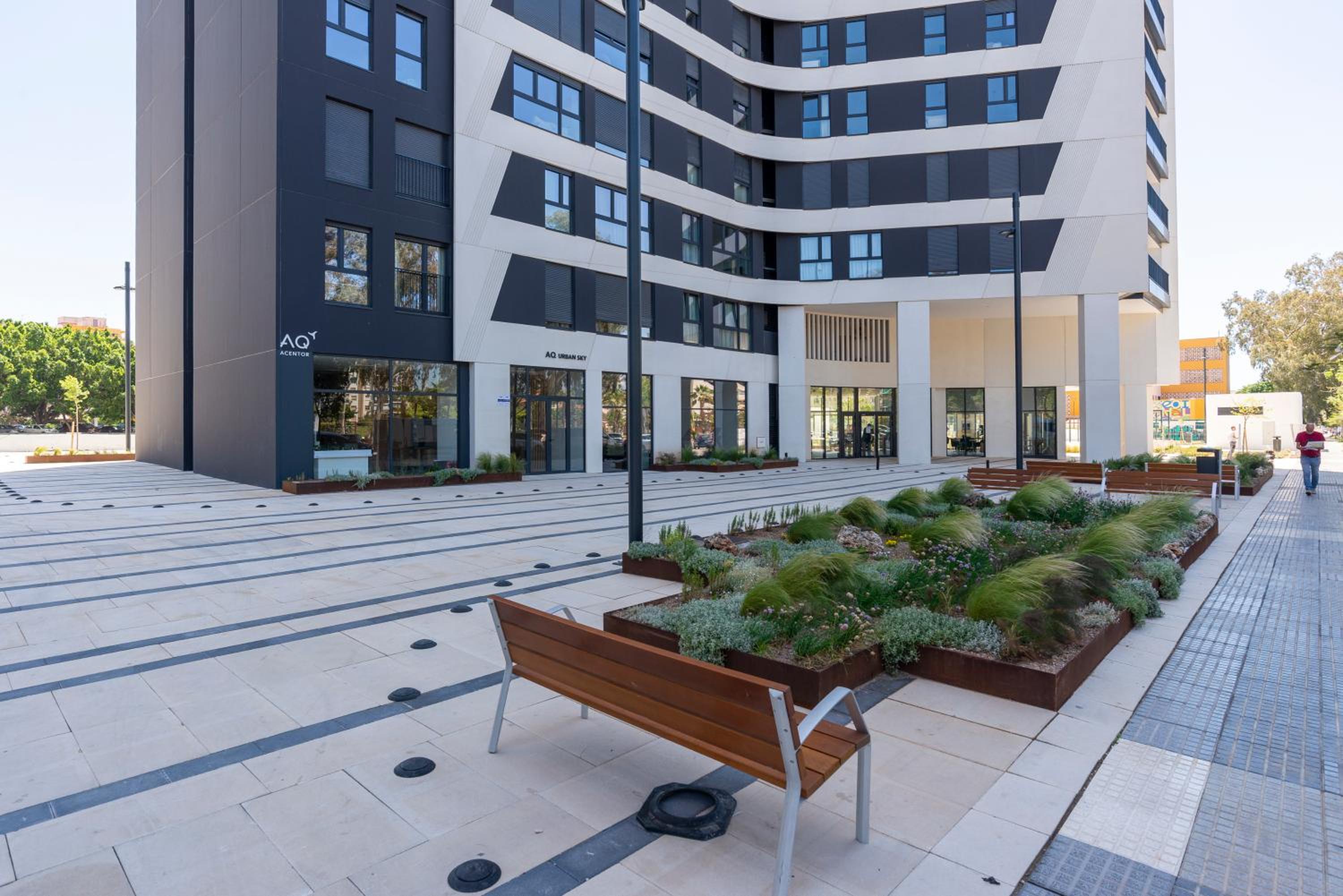 Skyline Rooftop Pool & Coworking by ELE Apartments