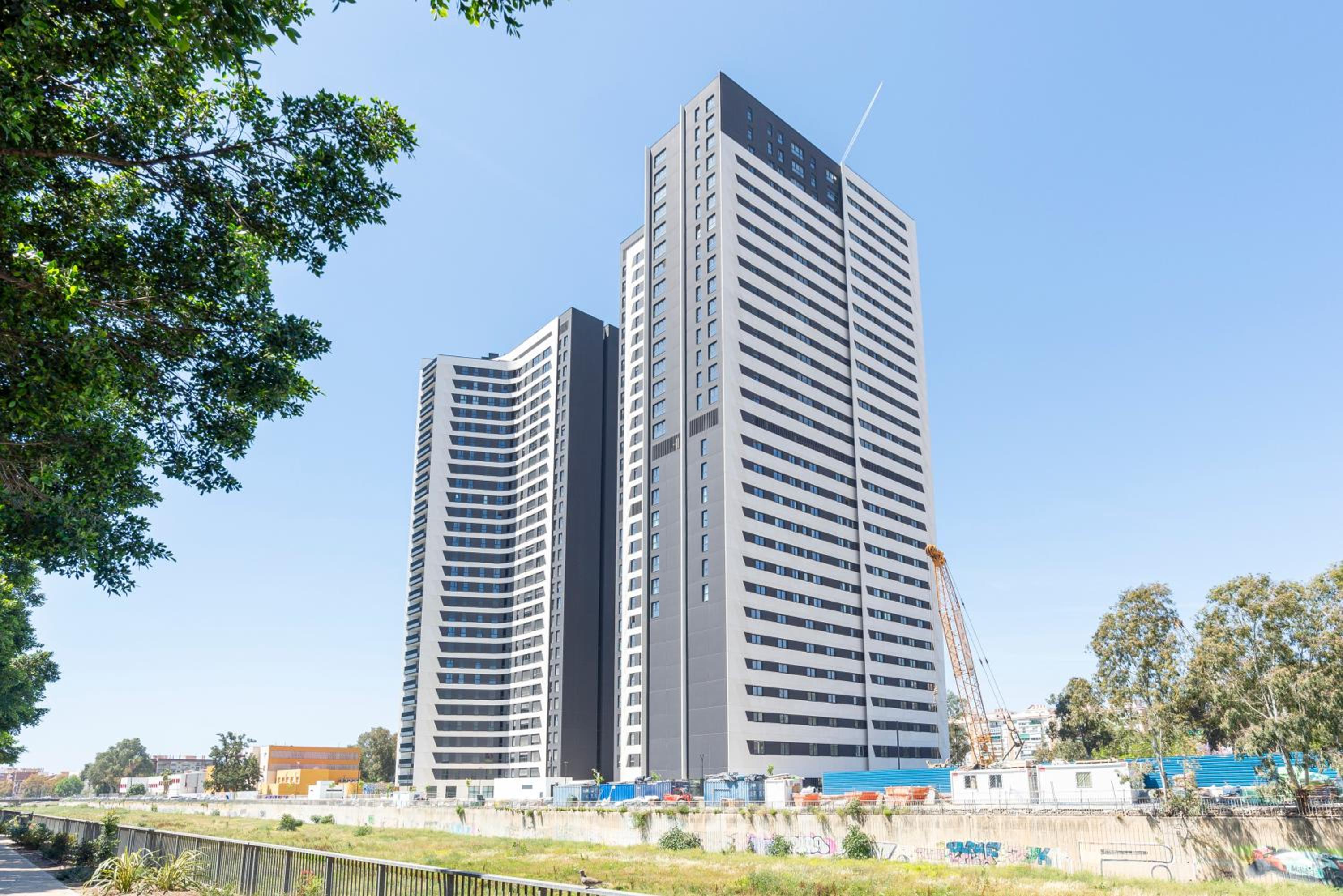 Skyline Rooftop Pool & Coworking by ELE Apartments