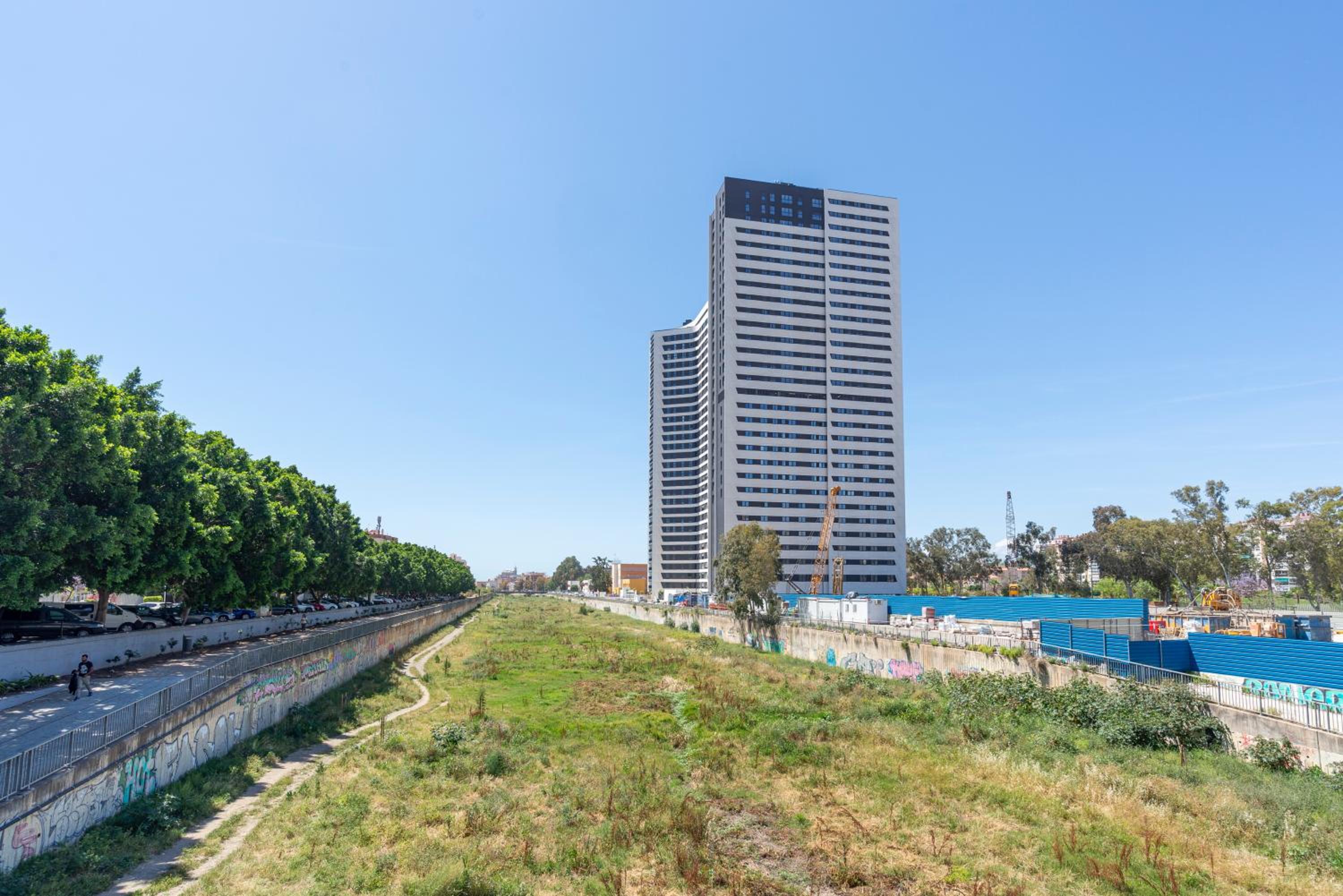 Skyline Rooftop Pool & Coworking by ELE Apartments