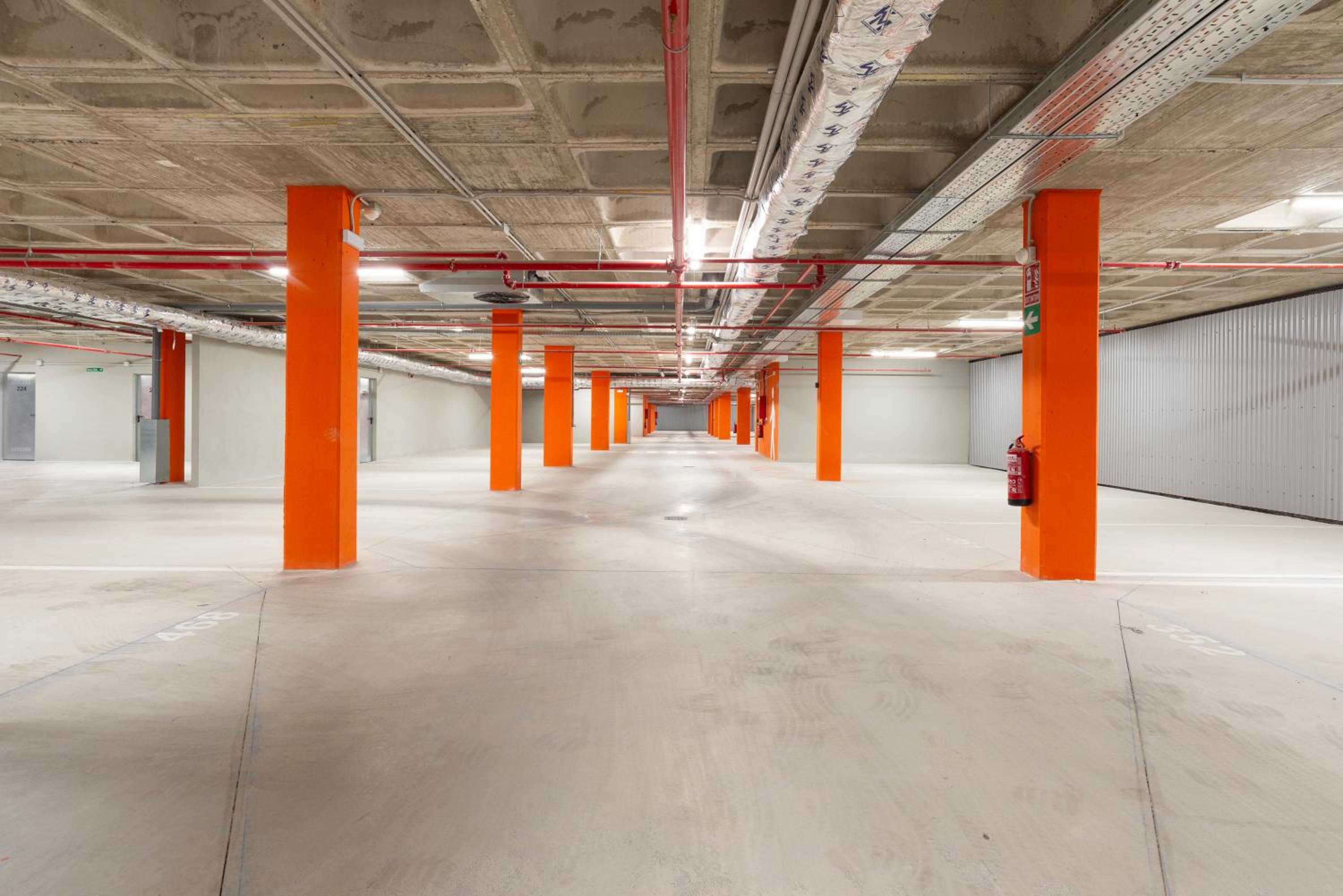 Skyline Rooftop Pool & Coworking by ELE Apartments