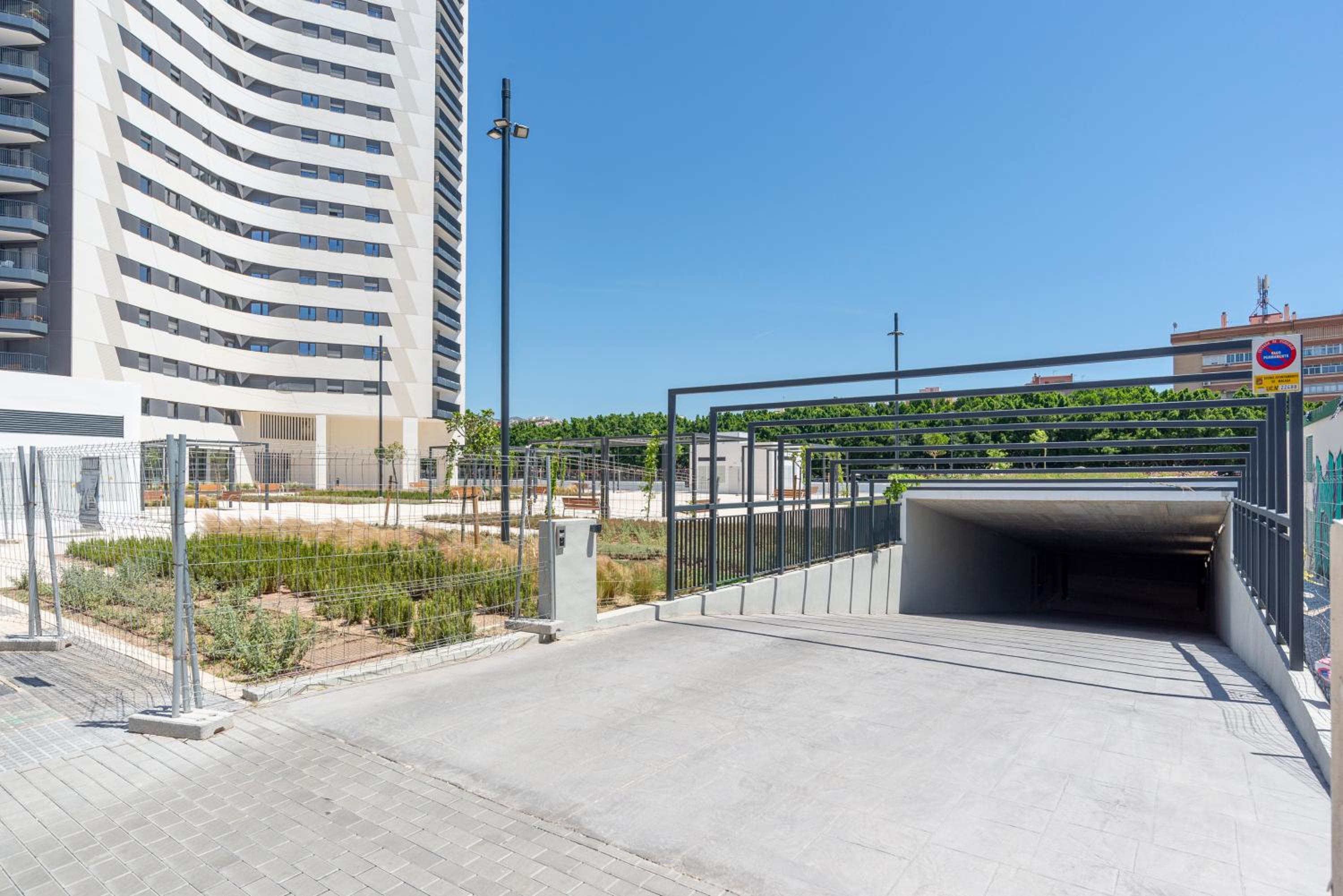 Skyline Rooftop Pool & Coworking by ELE Apartments