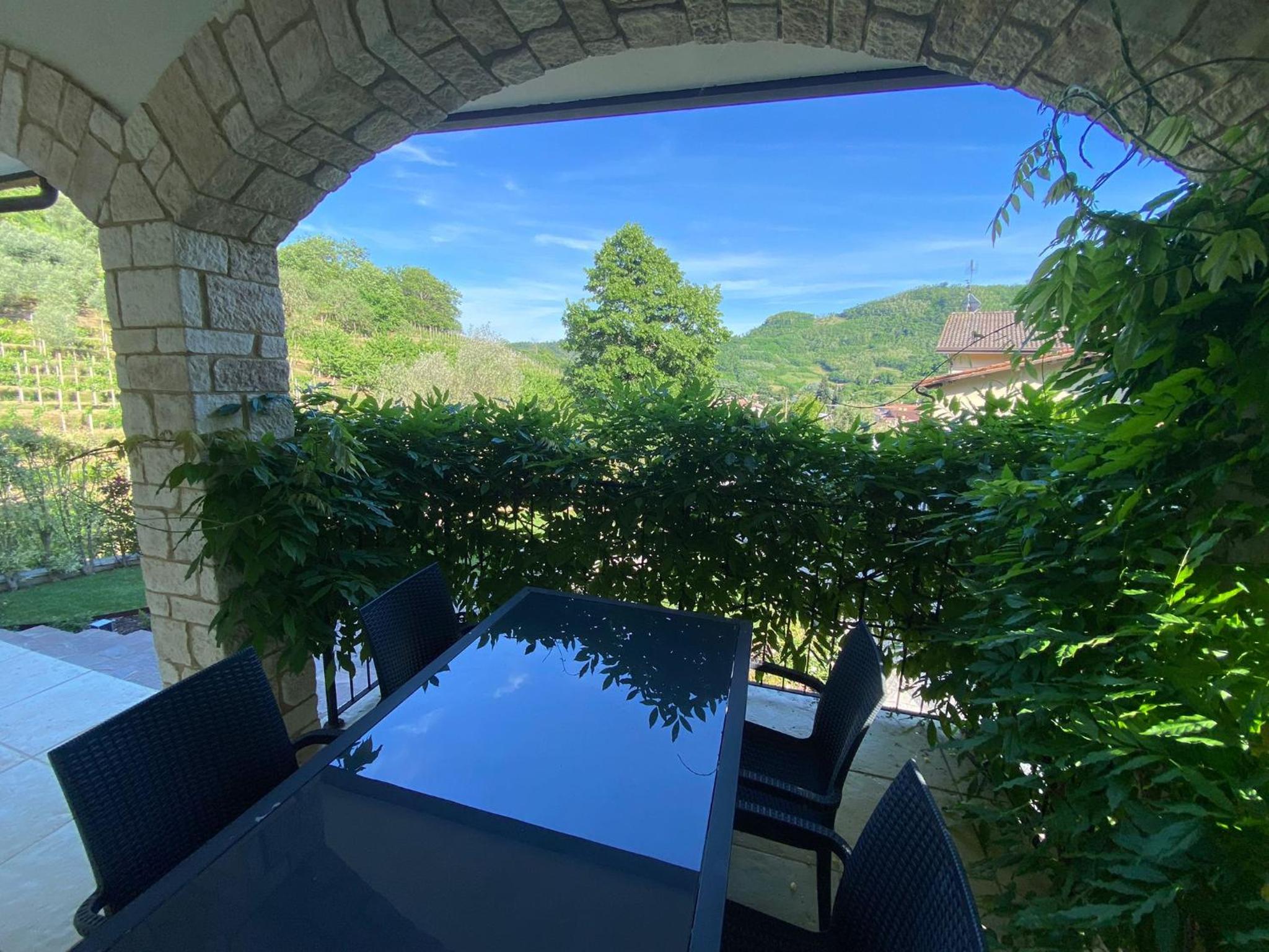 Welc-ōM Luxury Hillside Retreat view 2