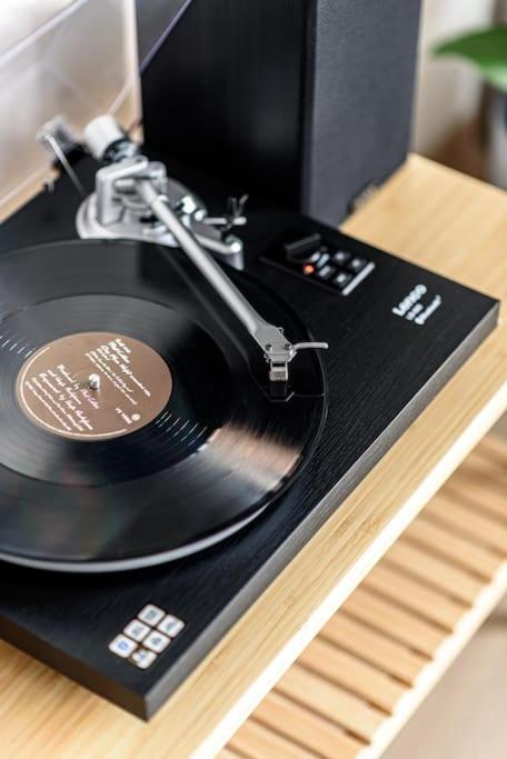 Cozy Japanese Oasis with Balcony, Gramophone, Netflix view 3