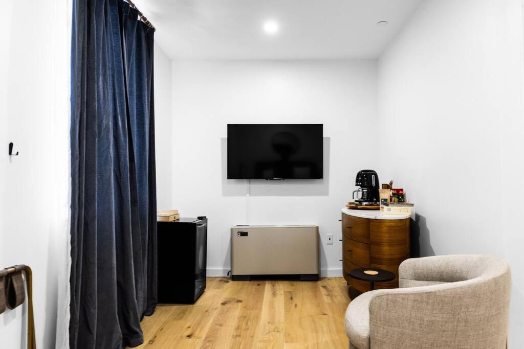 West Market Square, Coffee Shop, Fast Wifi, Downtown Room # 103 view 5