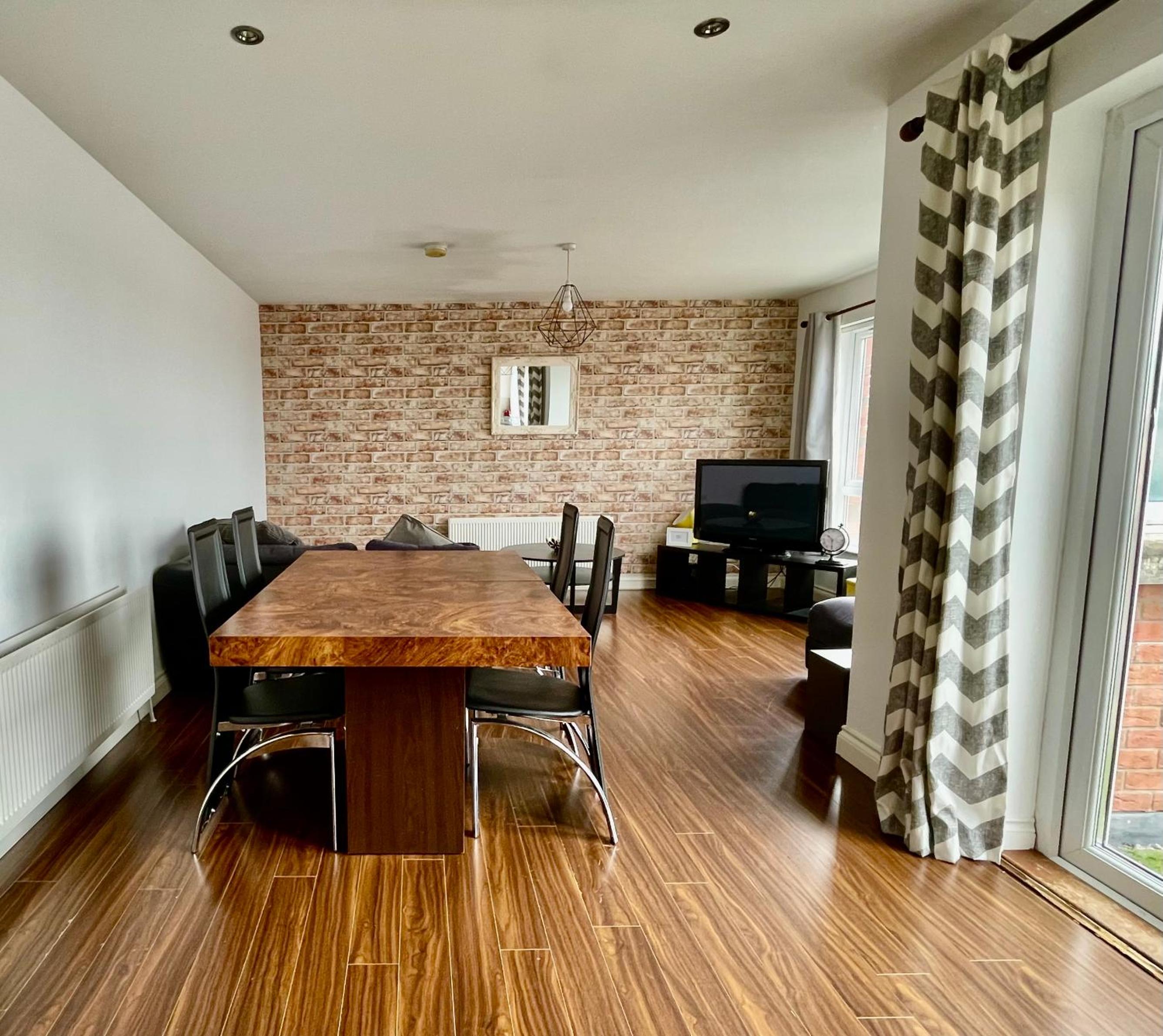 2 bedroom City-Centre apartment with Free parking view 5