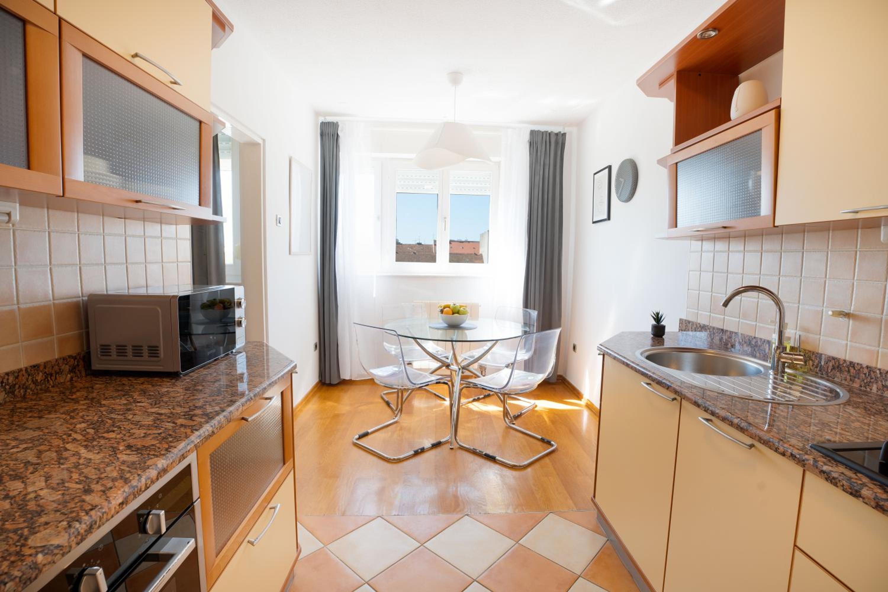 Sunshine Centre Apartment with Free Parking view 5