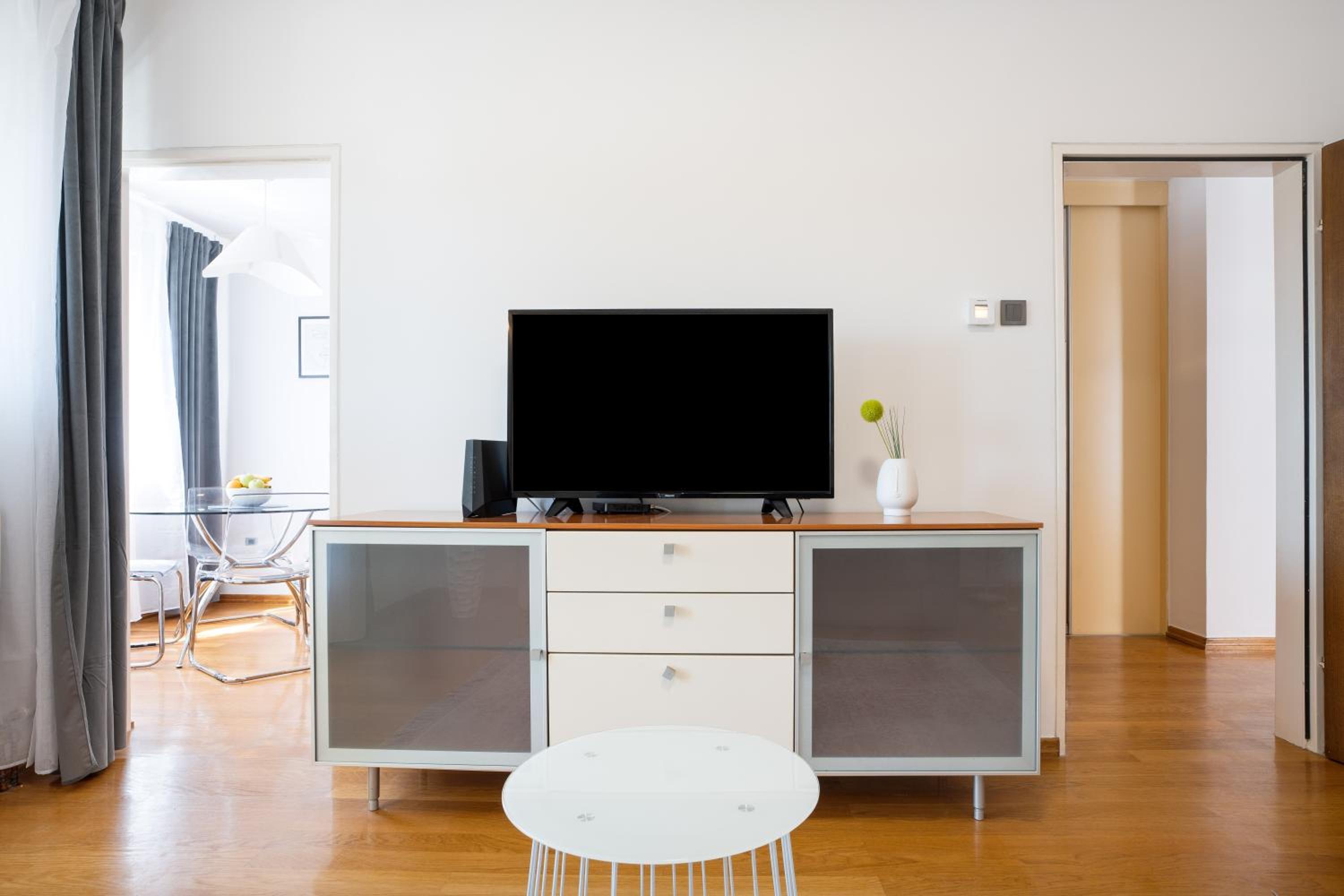 Sunshine Centre Apartment with Free Parking view 3
