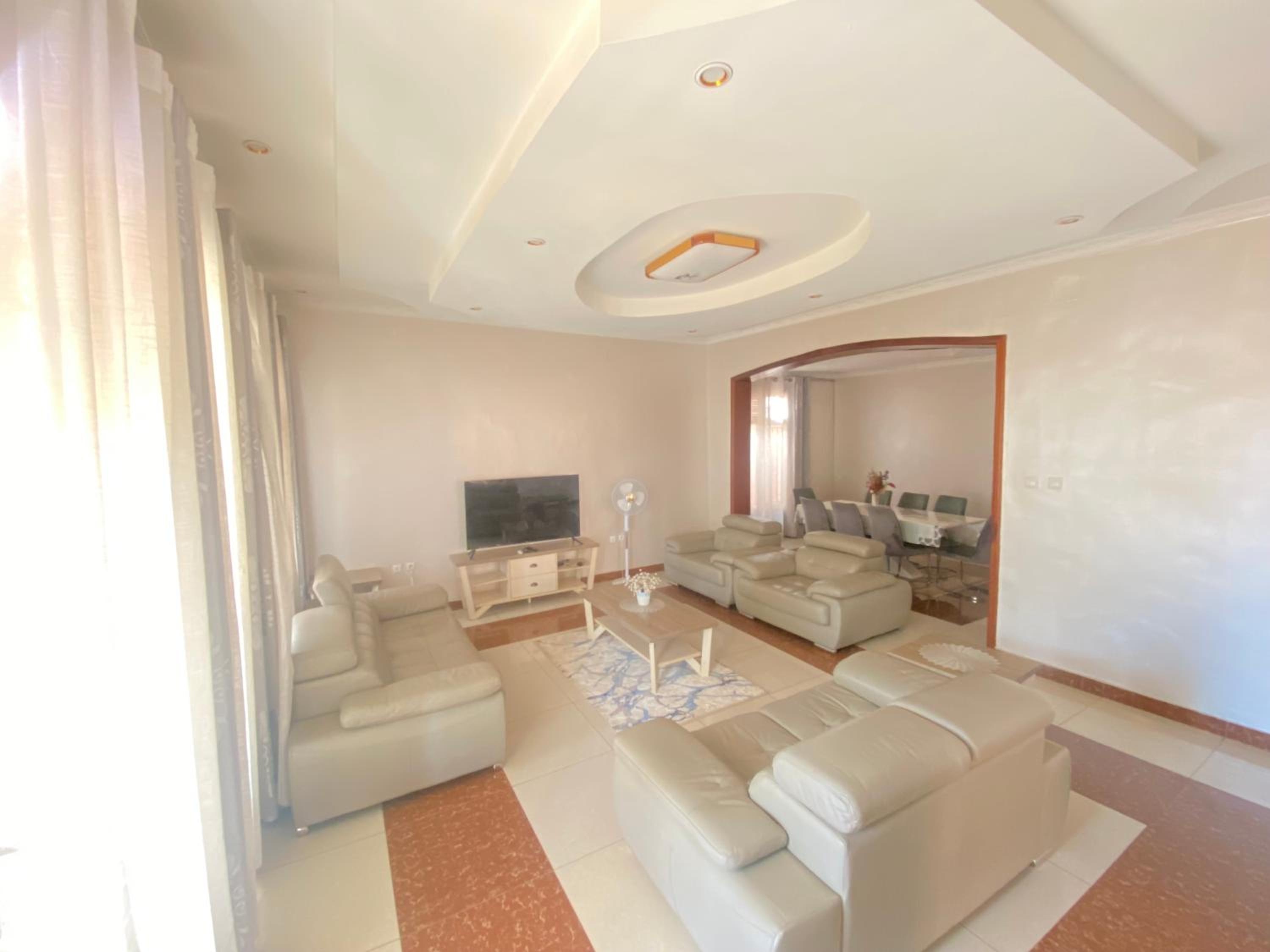 Luxurious very spacious 6 bedrooms villa with pool located in Gacuriro,close to simba center and a 12mins drive to downtown kigali view 3