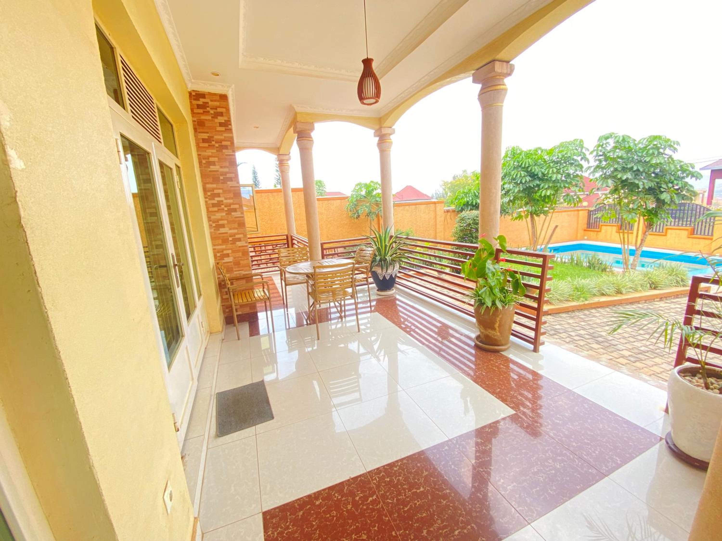 Luxurious very spacious 6 bedrooms villa with pool located in Gacuriro,close to simba center and a 12mins drive to downtown kigali view 4