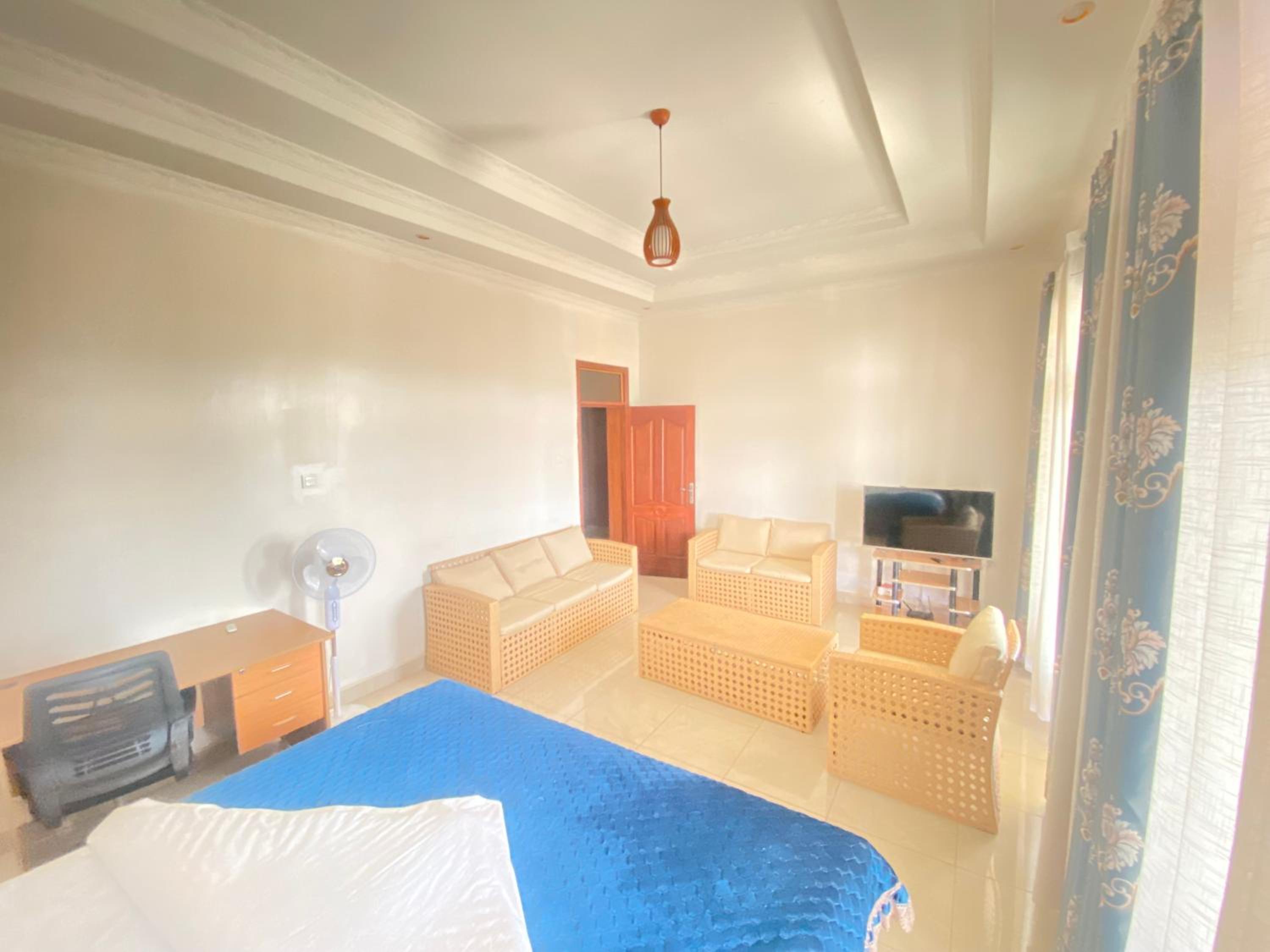 Luxurious very spacious 6 bedrooms villa with pool located in Gacuriro,close to simba center and a 12mins drive to downtown kigali view 5