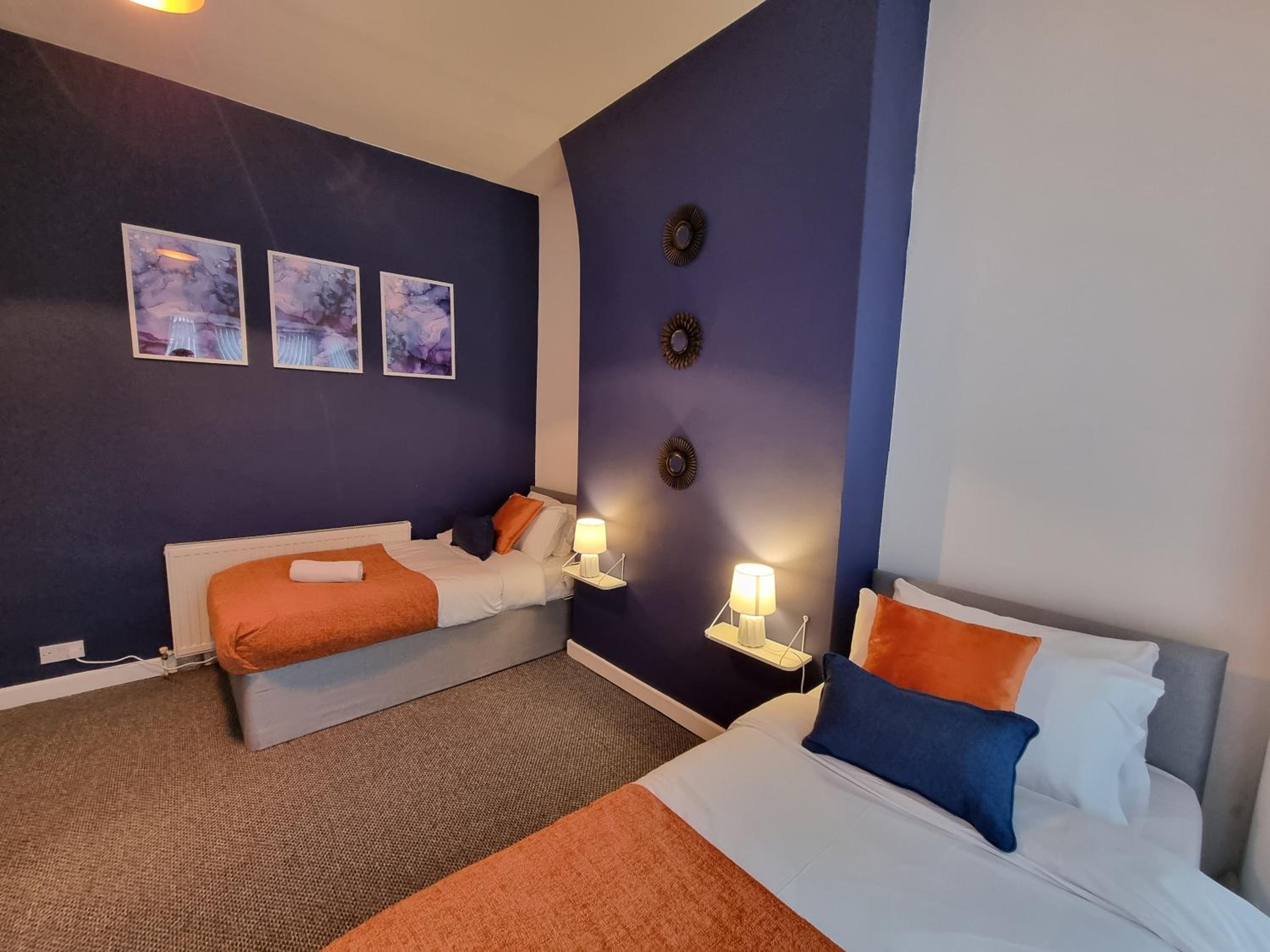 Charming Apartments - Spacious townhouse near city centre and docks, free parking