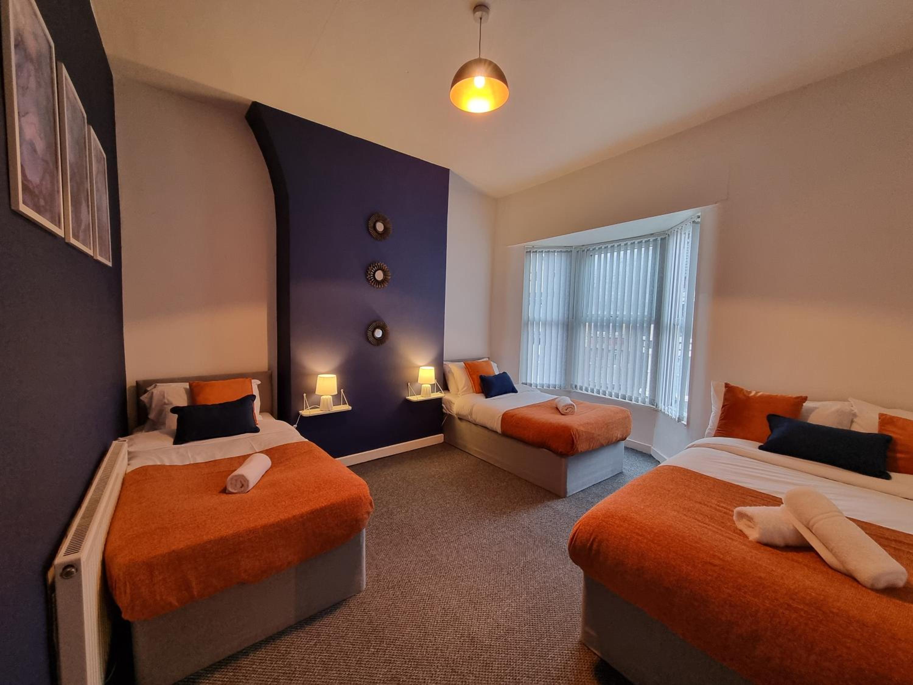 Charming Apartments - Spacious townhouse near city centre and docks, free parking photo 3