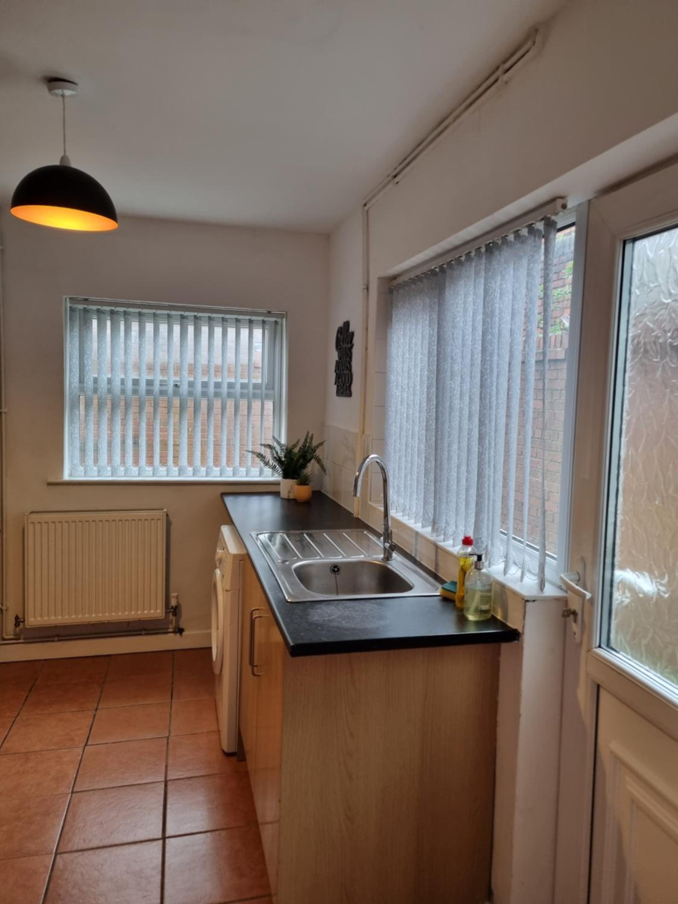 Charming Apartments - Spacious townhouse near city centre and docks, free parking photo 2