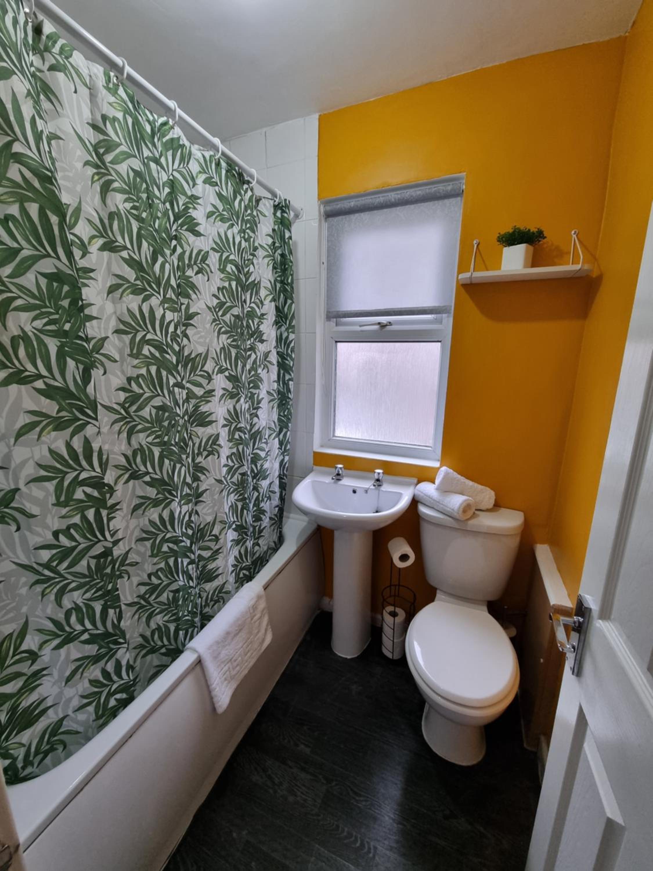 Charming Apartments - Spacious townhouse near city centre and docks, free parking photo 4