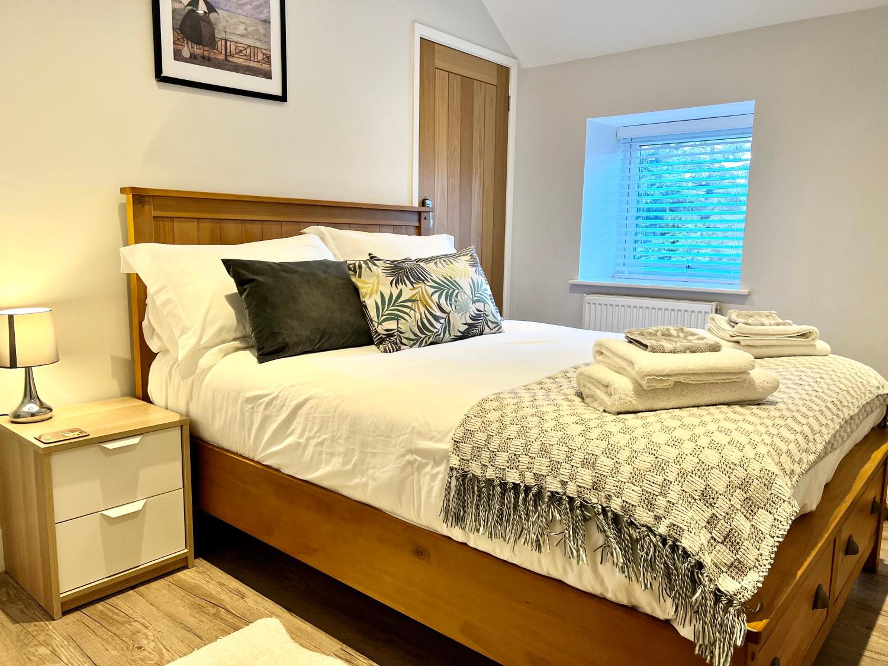 Cottage - Sleeps 6 - Garden & Parking view 2