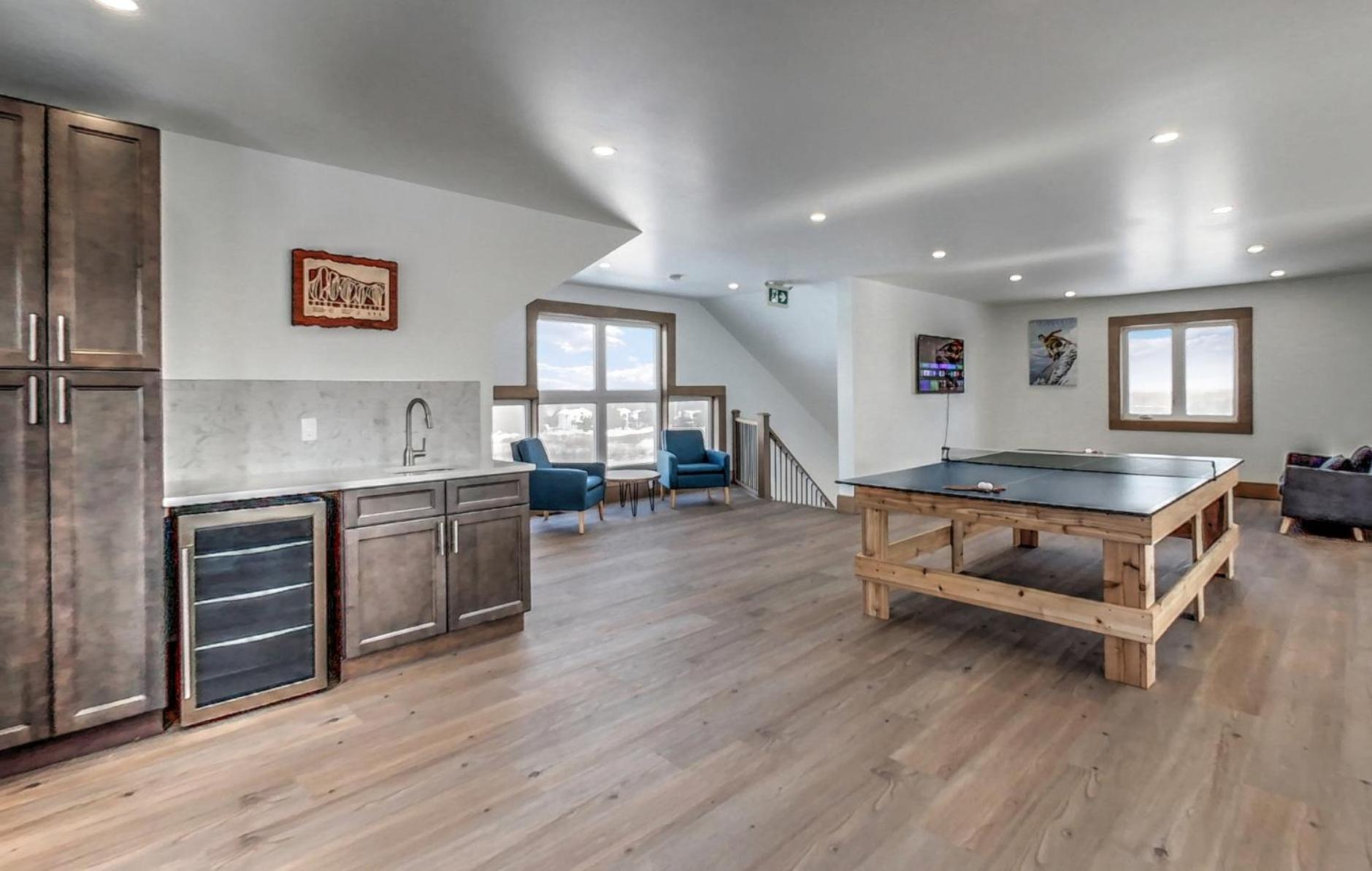 Luxury Cottage at Blue Mountain, Private Beach Access, BBQ, Hot Tub, 7 baths