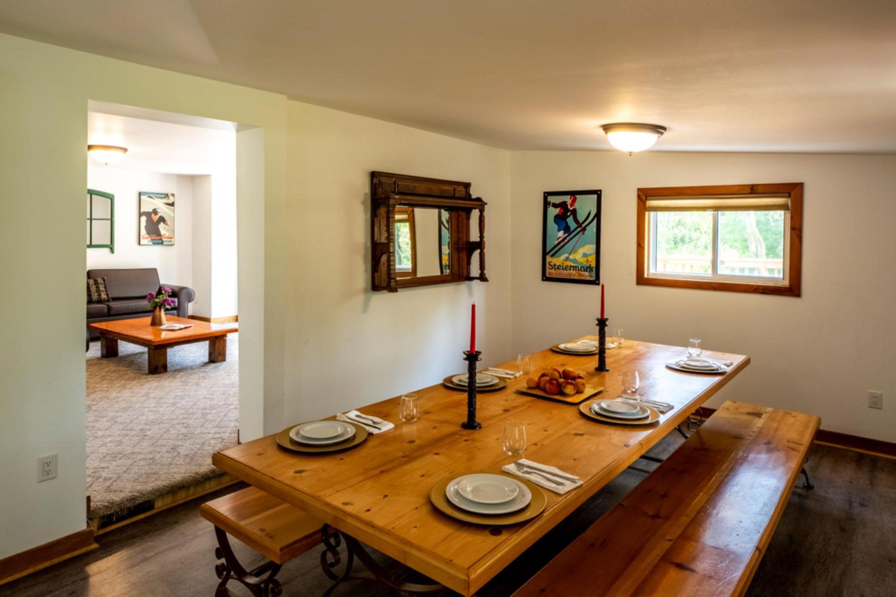Very Private Cottage, Outdoor Hot Tub, BBQ, Petfriendly, 10 acres of Privacy!