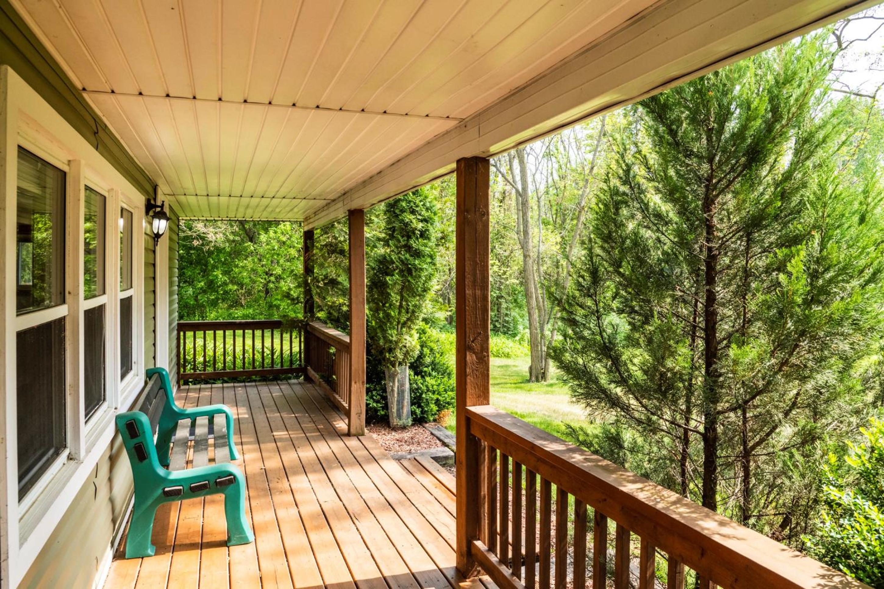 Very Private Cottage, Outdoor Hot Tub, BBQ, Petfriendly, 10 acres of Privacy!