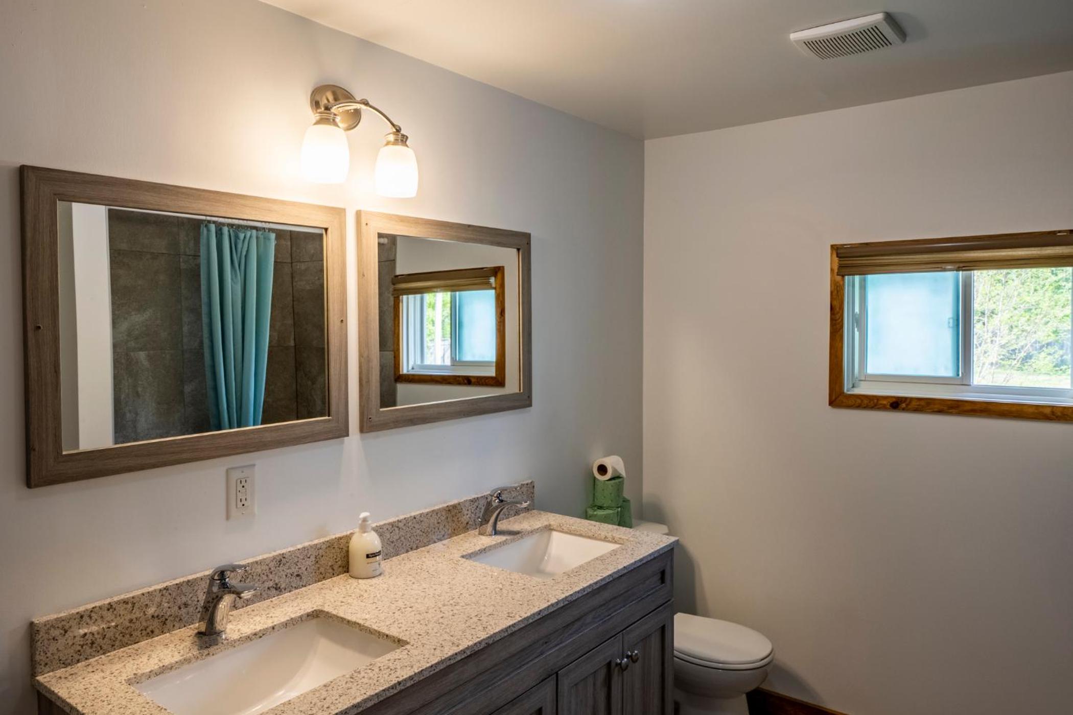 Very Private Cottage, Outdoor Hot Tub, BBQ, Petfriendly, 10 acres of Privacy!