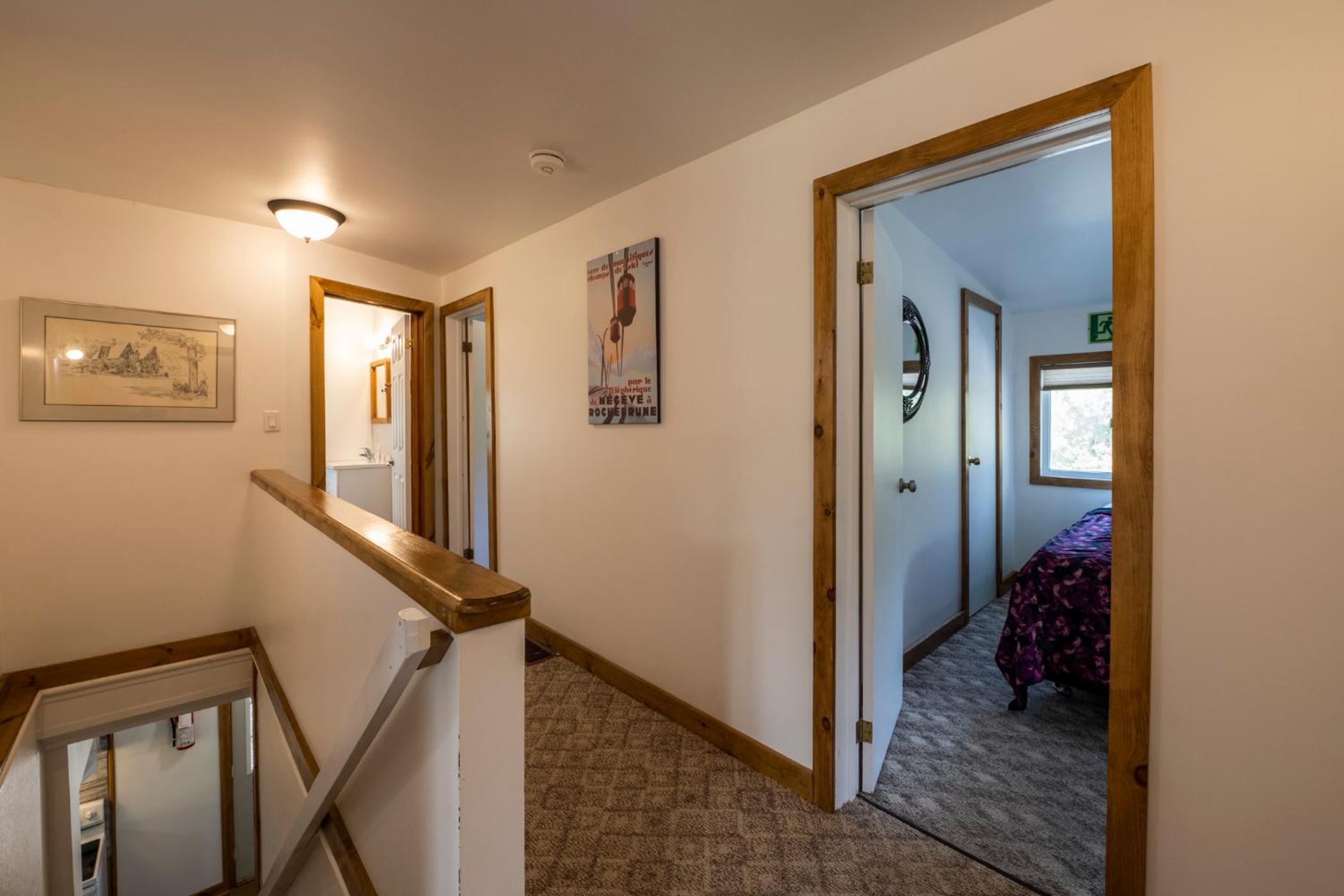 Very Private Cottage, Outdoor Hot Tub, BBQ, Petfriendly, 10 acres of Privacy!