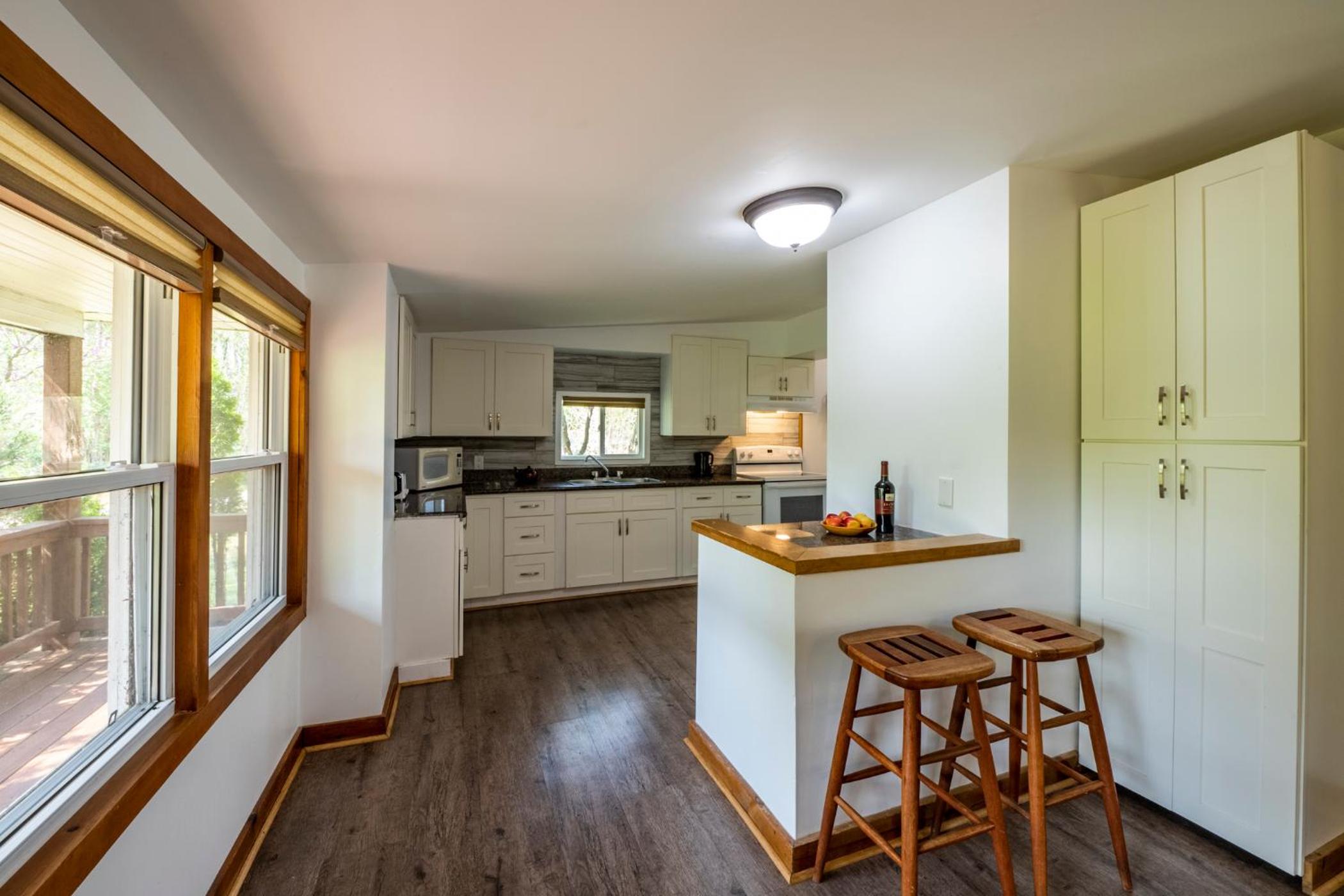 Very Private Cottage, Outdoor Hot Tub, BBQ, Petfriendly, 10 acres of Privacy!