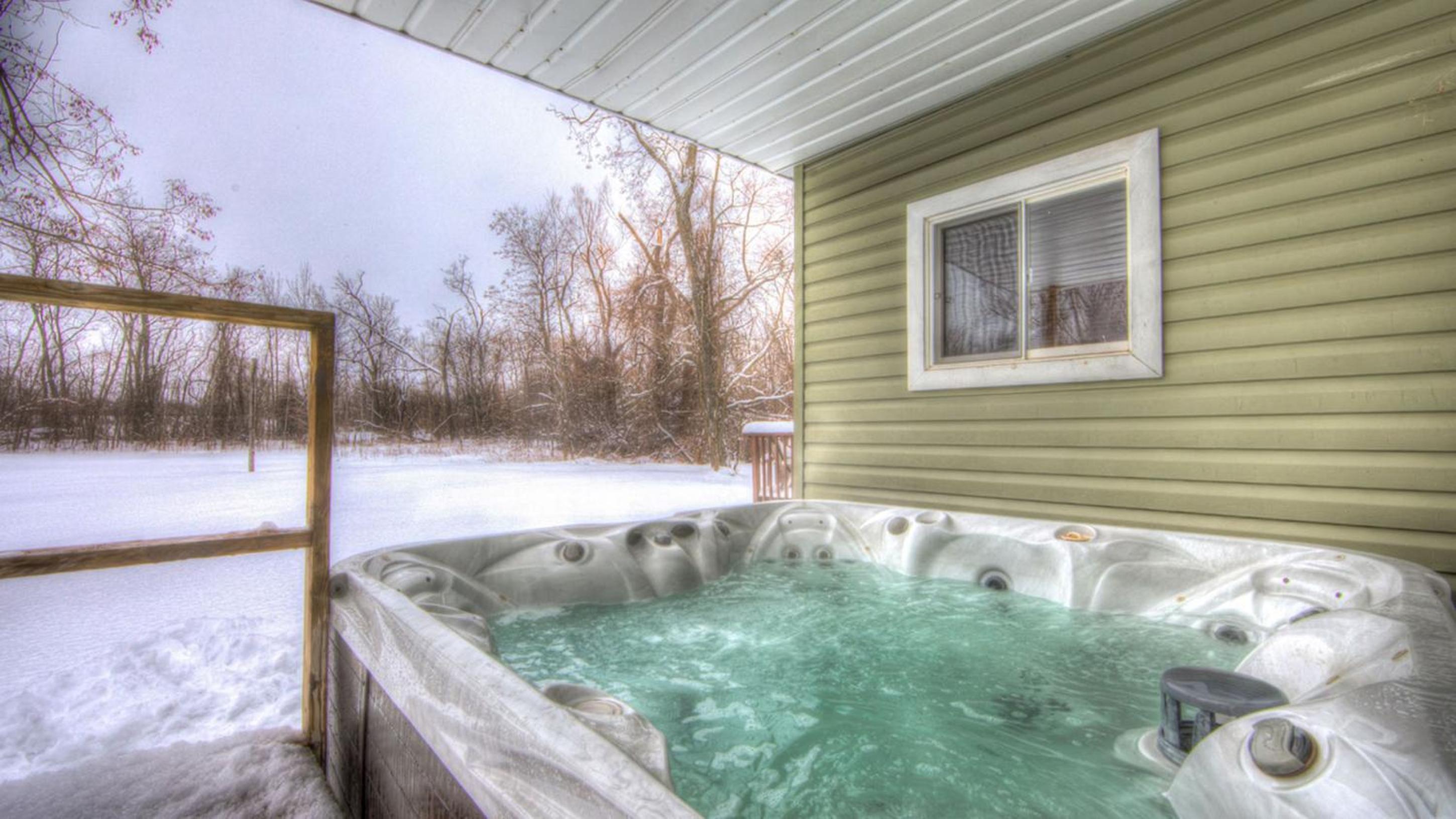 Very Private Cottage, Outdoor Hot Tub, BBQ, Petfriendly, 10 acres of Privacy!