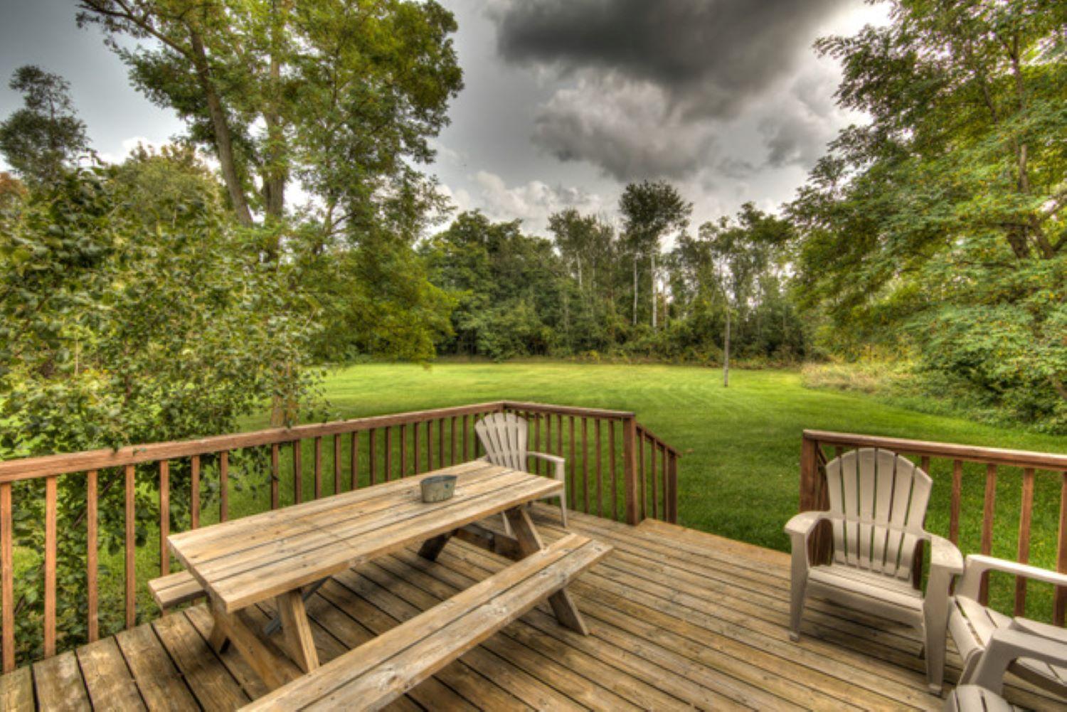 Very Private Cottage, Outdoor Hot Tub, BBQ, Petfriendly, 10 acres of Privacy!