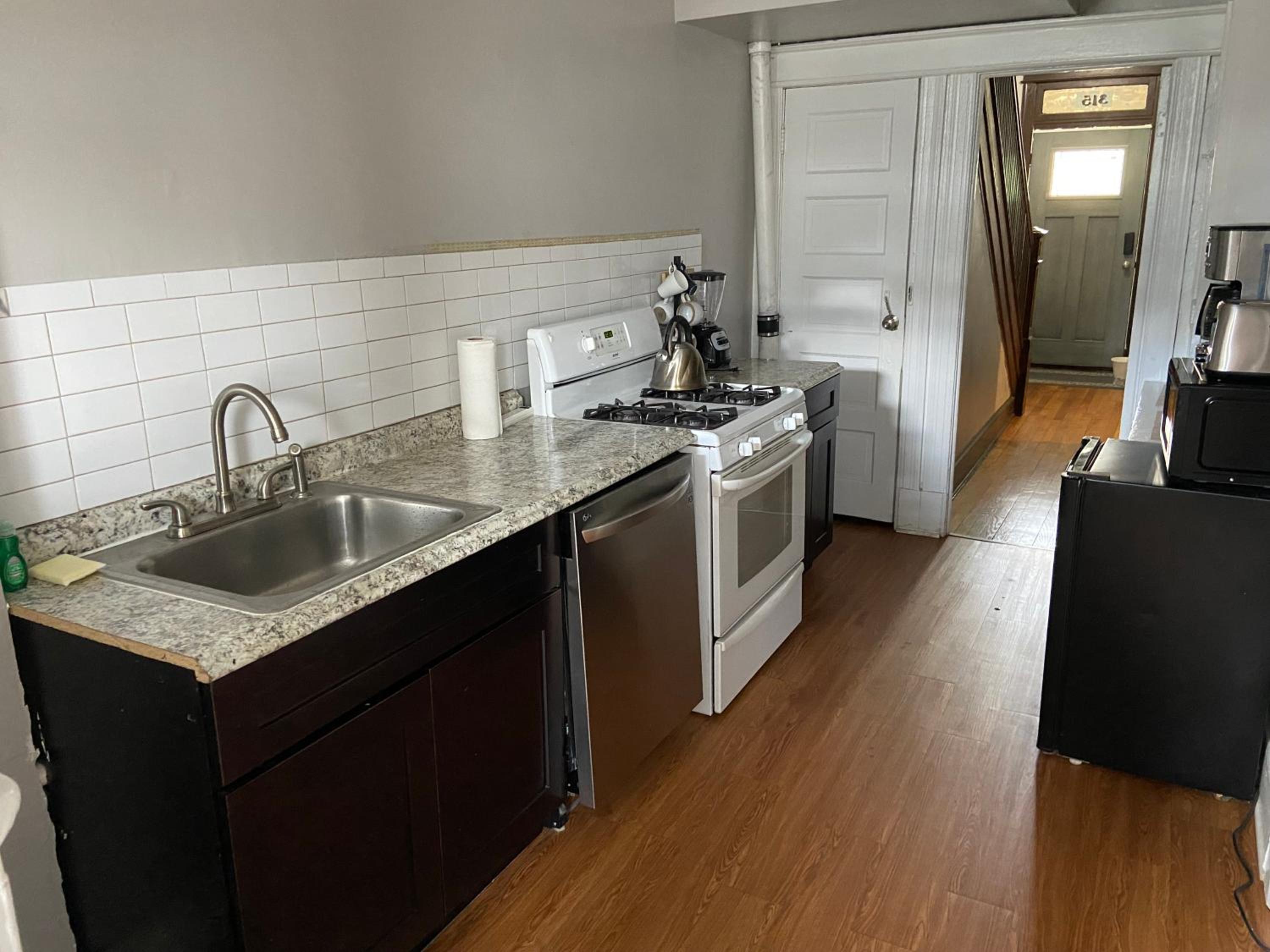 3 BR TH free Parking Walk 2 Metro photo 2