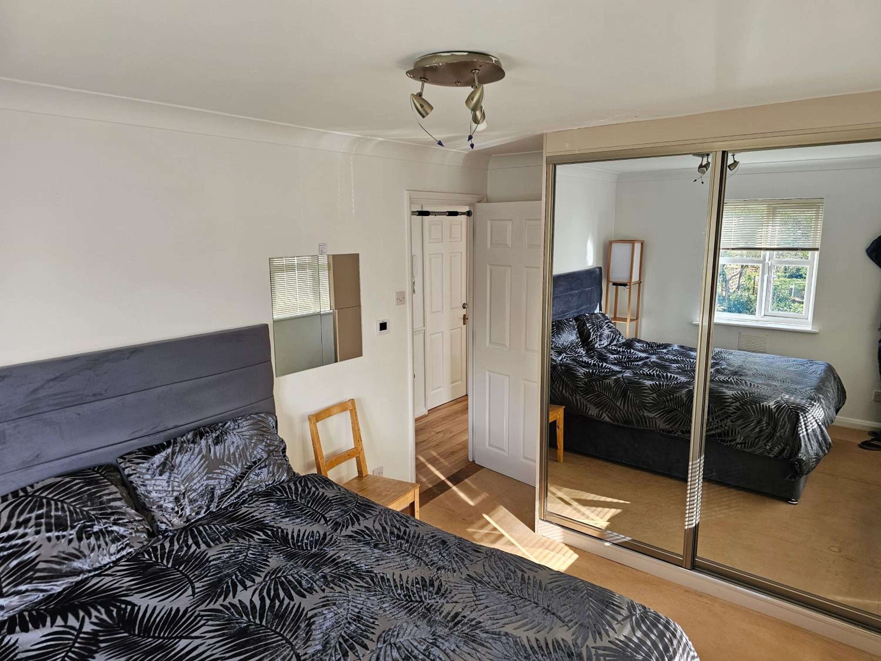 Peaceful room on sharing flat in Wimbledon
