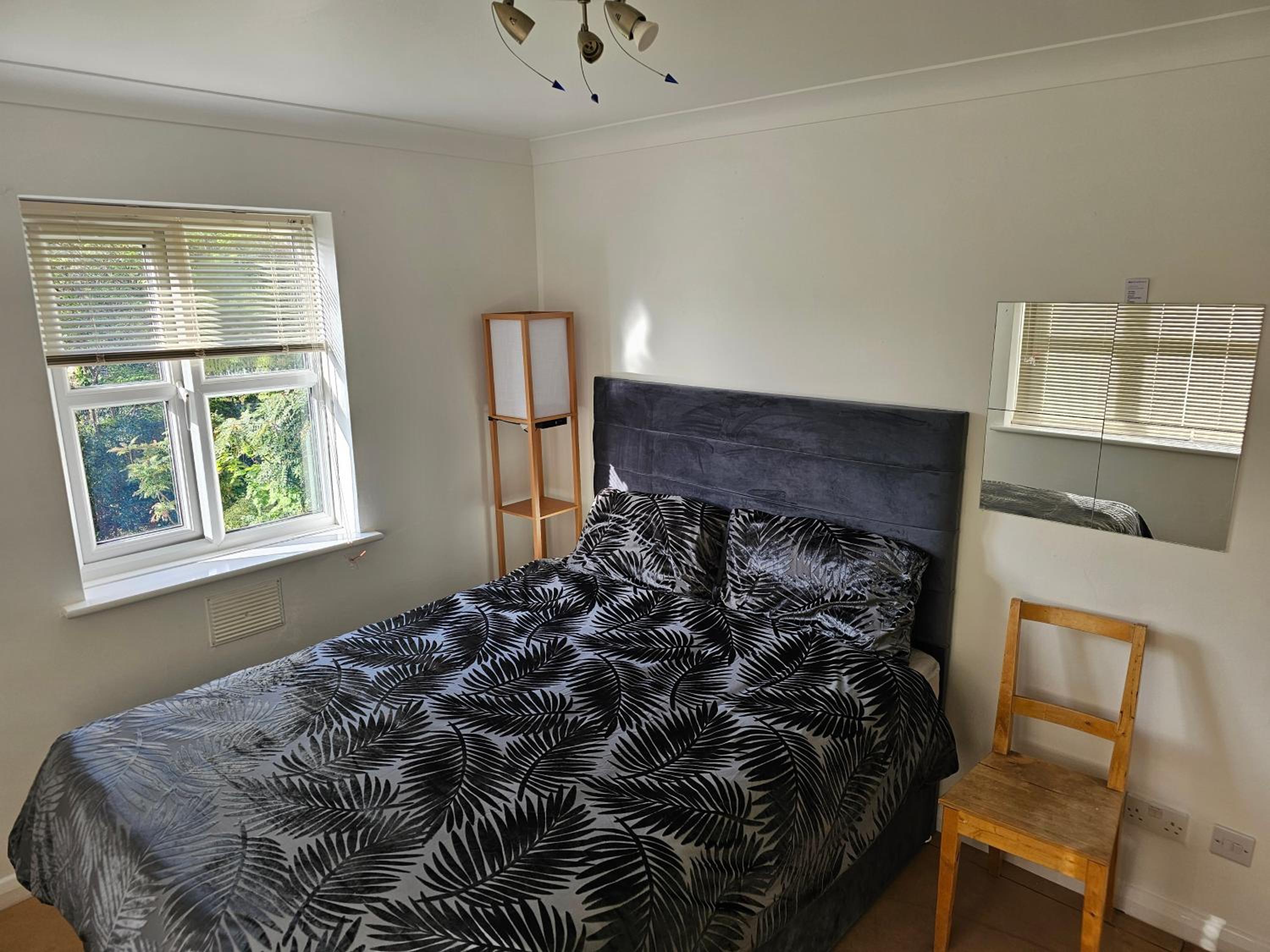 Peaceful room on sharing flat in Wimbledon