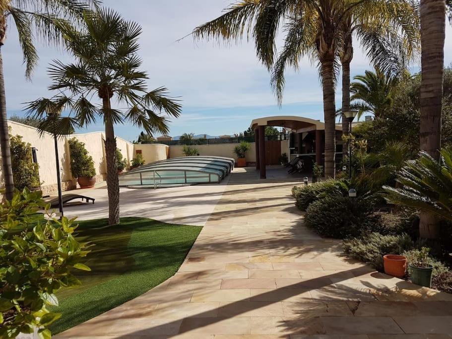 chalet & piscina-jardín-barbacoa
