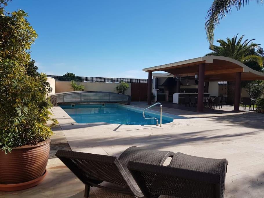 chalet & piscina-jardín-barbacoa