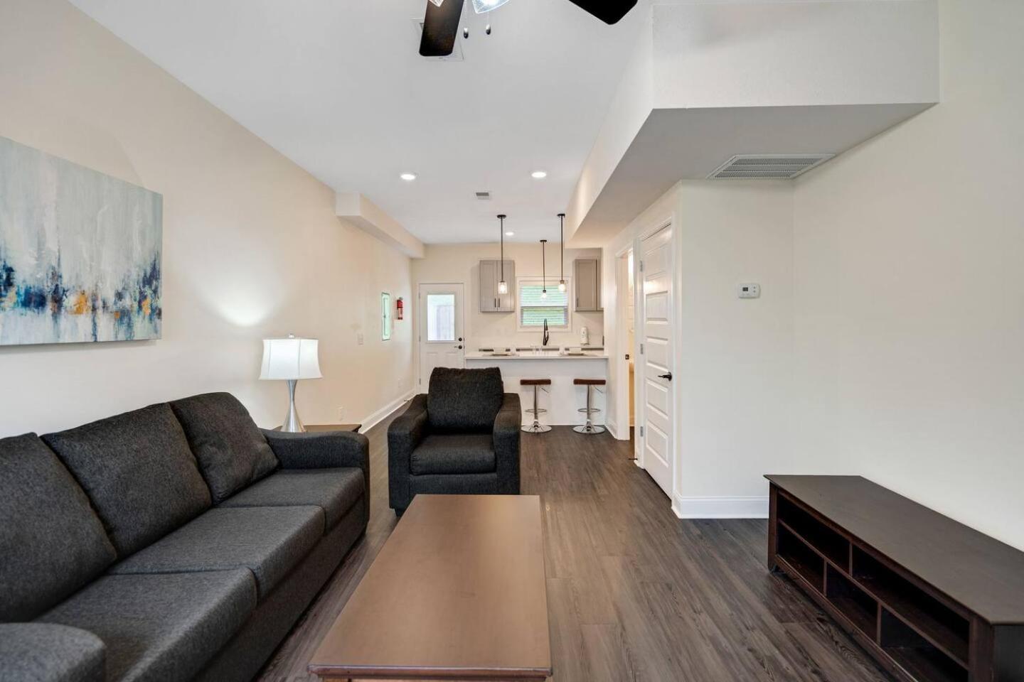 Alto J6 Secluded 2BR25 Bth luxury Unit view 4