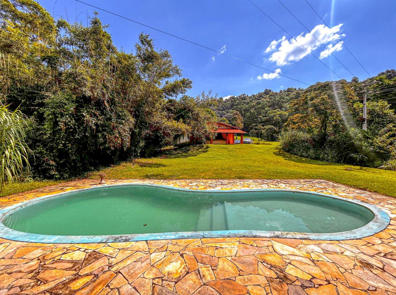 Casa de campo com piscina e churrasqueira