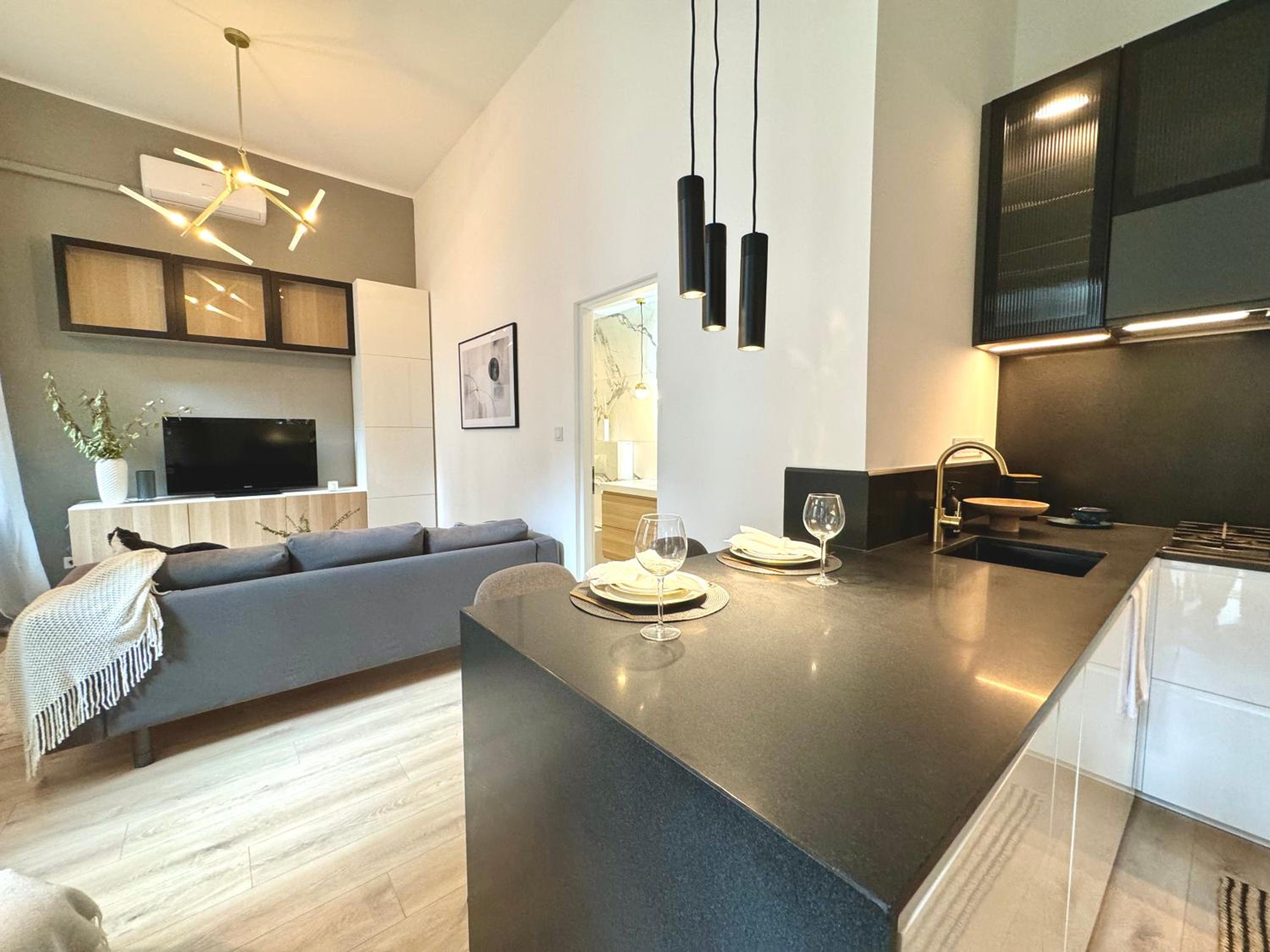 Buda Retreat - Modern 2BR view 2