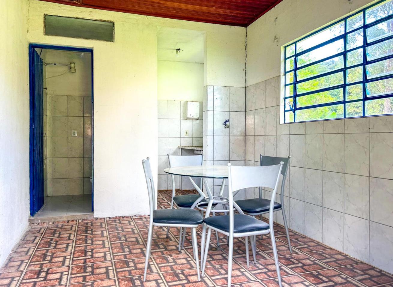 Casa de campo com piscina e churrasqueira