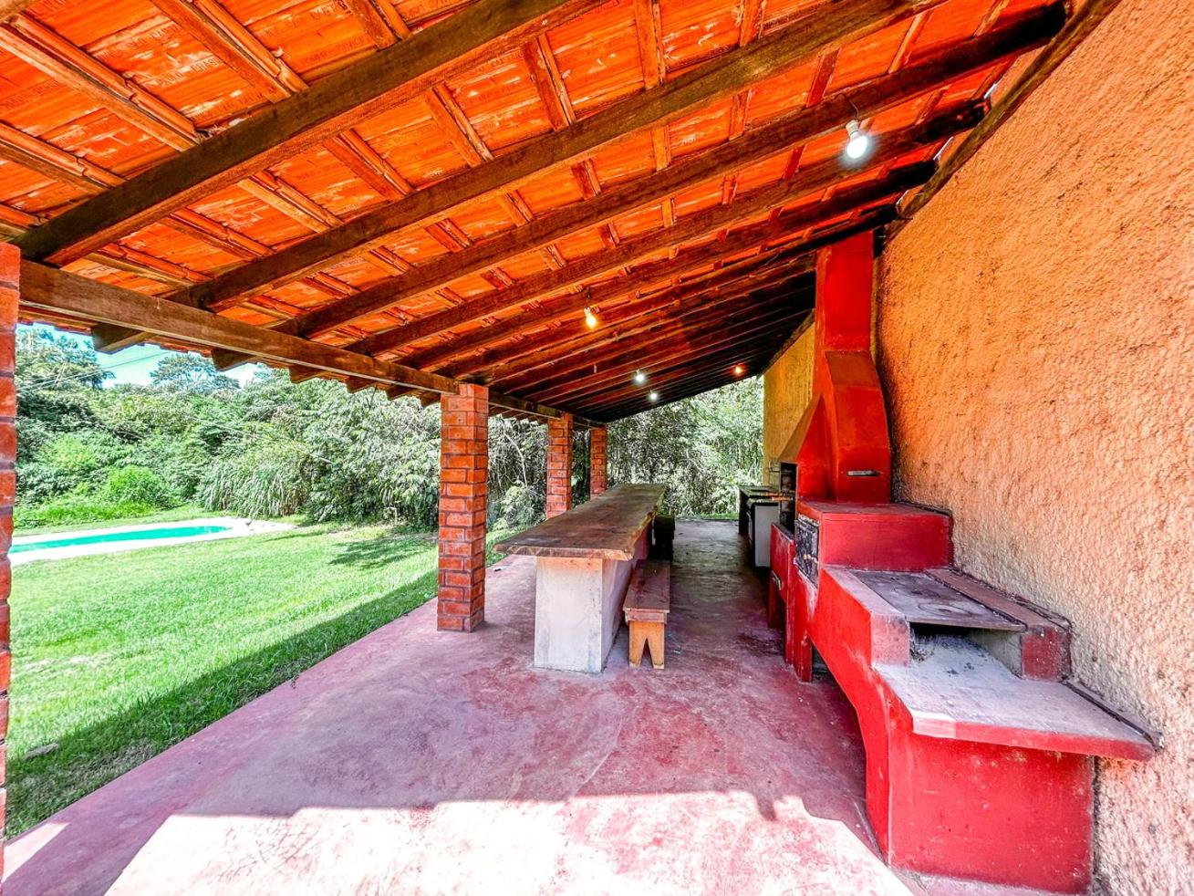Casa de campo com piscina e churrasqueira