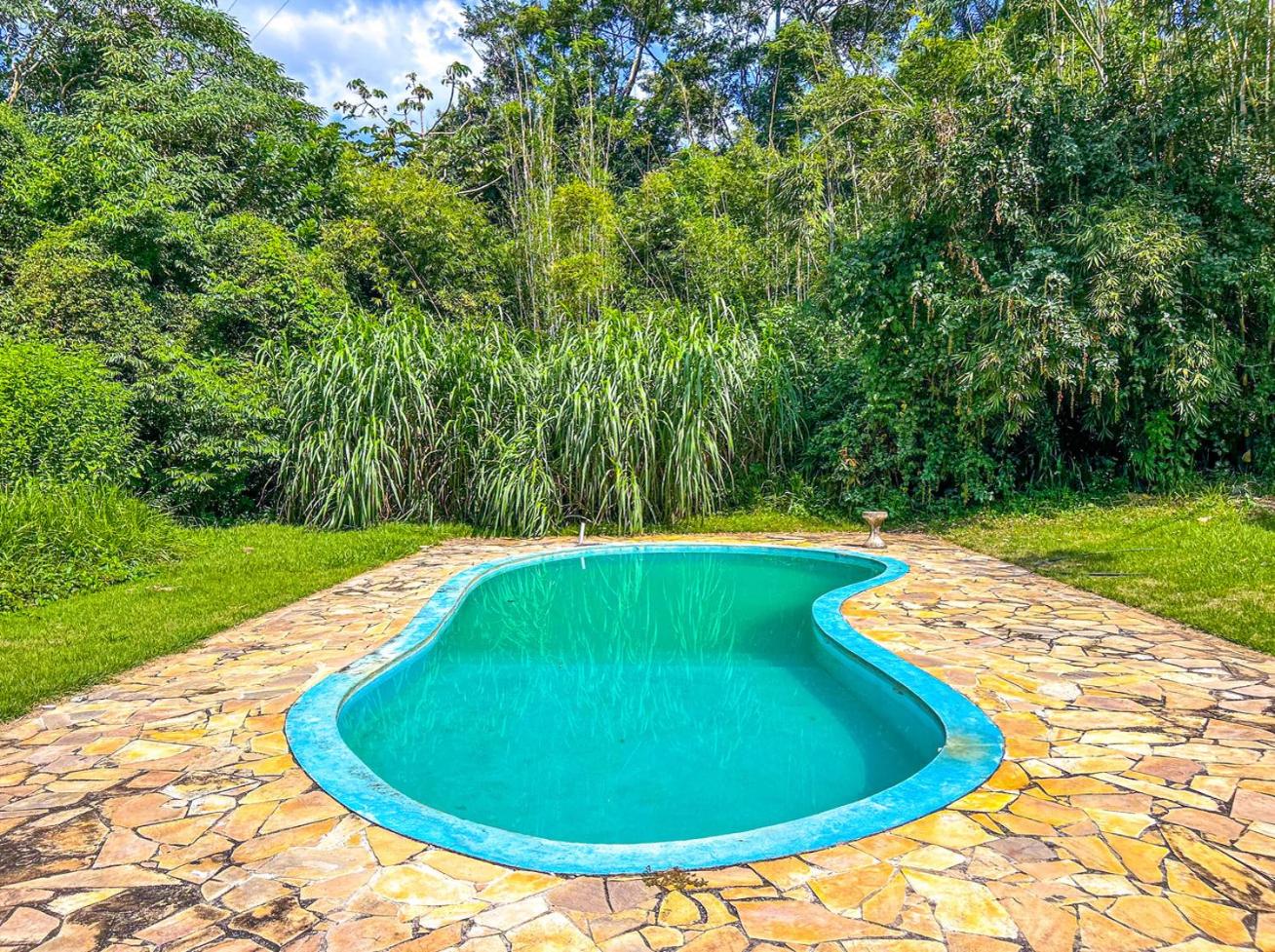 Casa de campo com piscina e churrasqueira