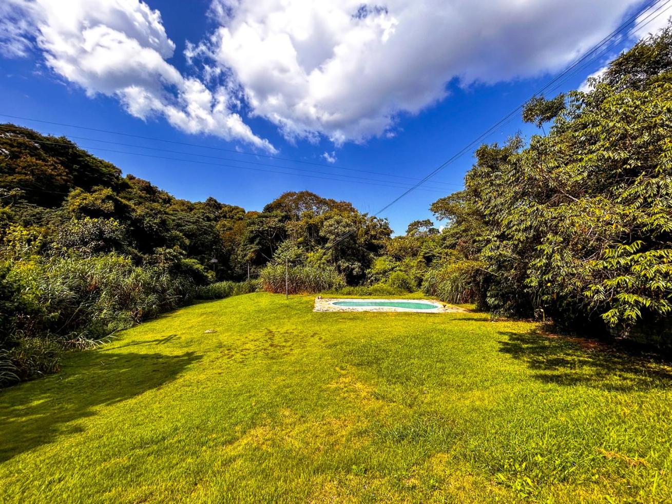 Casa de campo com piscina e churrasqueira