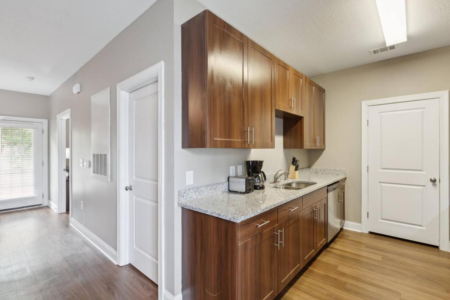 Cypress 43 1bd1b With Full Kitchen Equip view 4