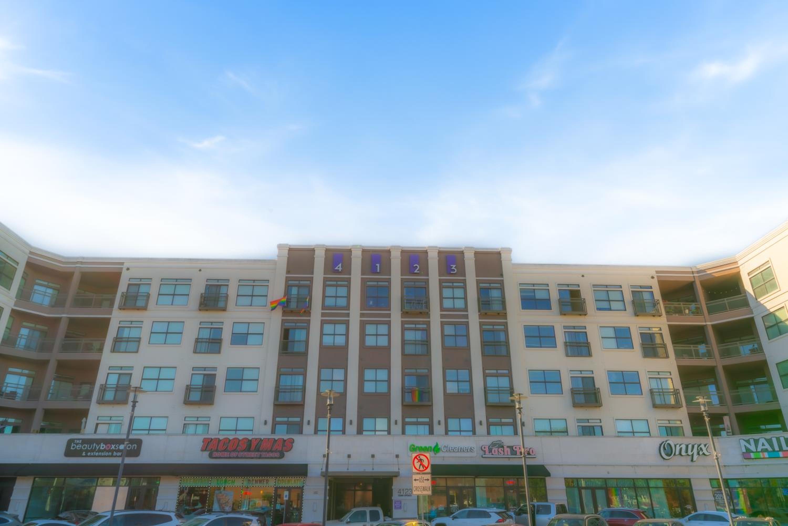 Cs 4516 Lovely Apartment In Uptown Hub view 4