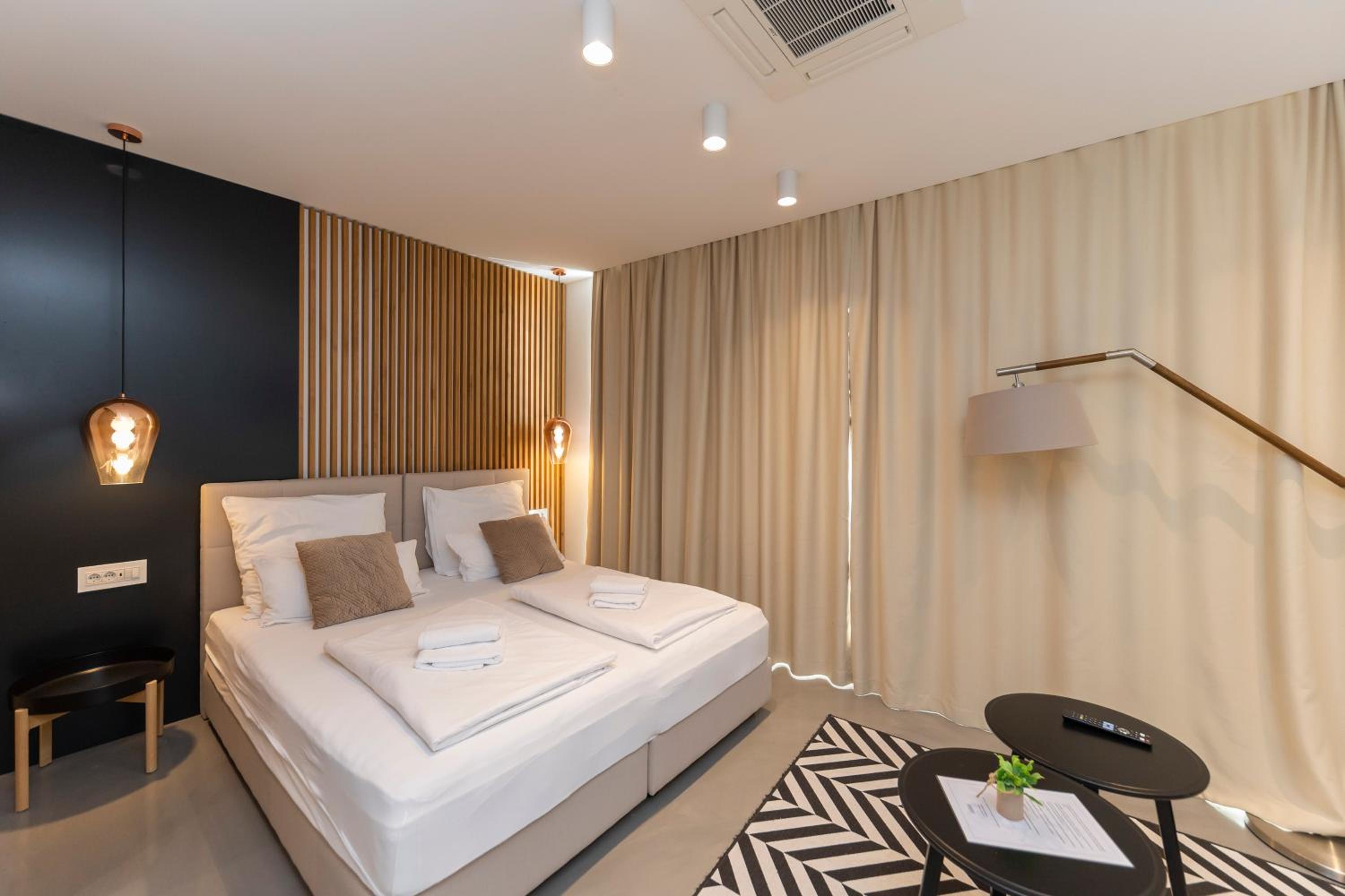 White Rooms by Belmont Realty view 4